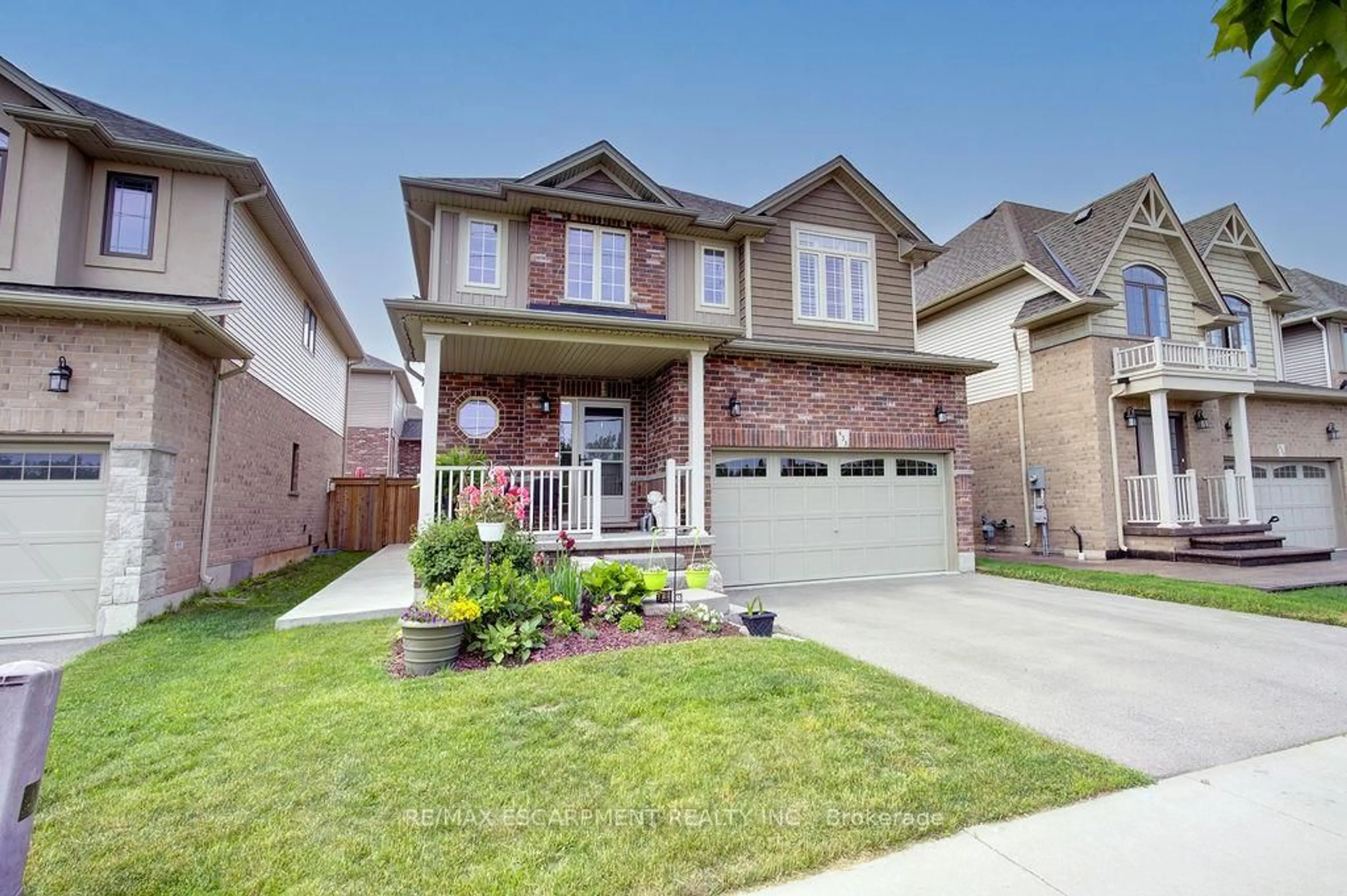 Home with brick exterior material, street for 633 Winston Rd, Grimsby Ontario L3M 0H4