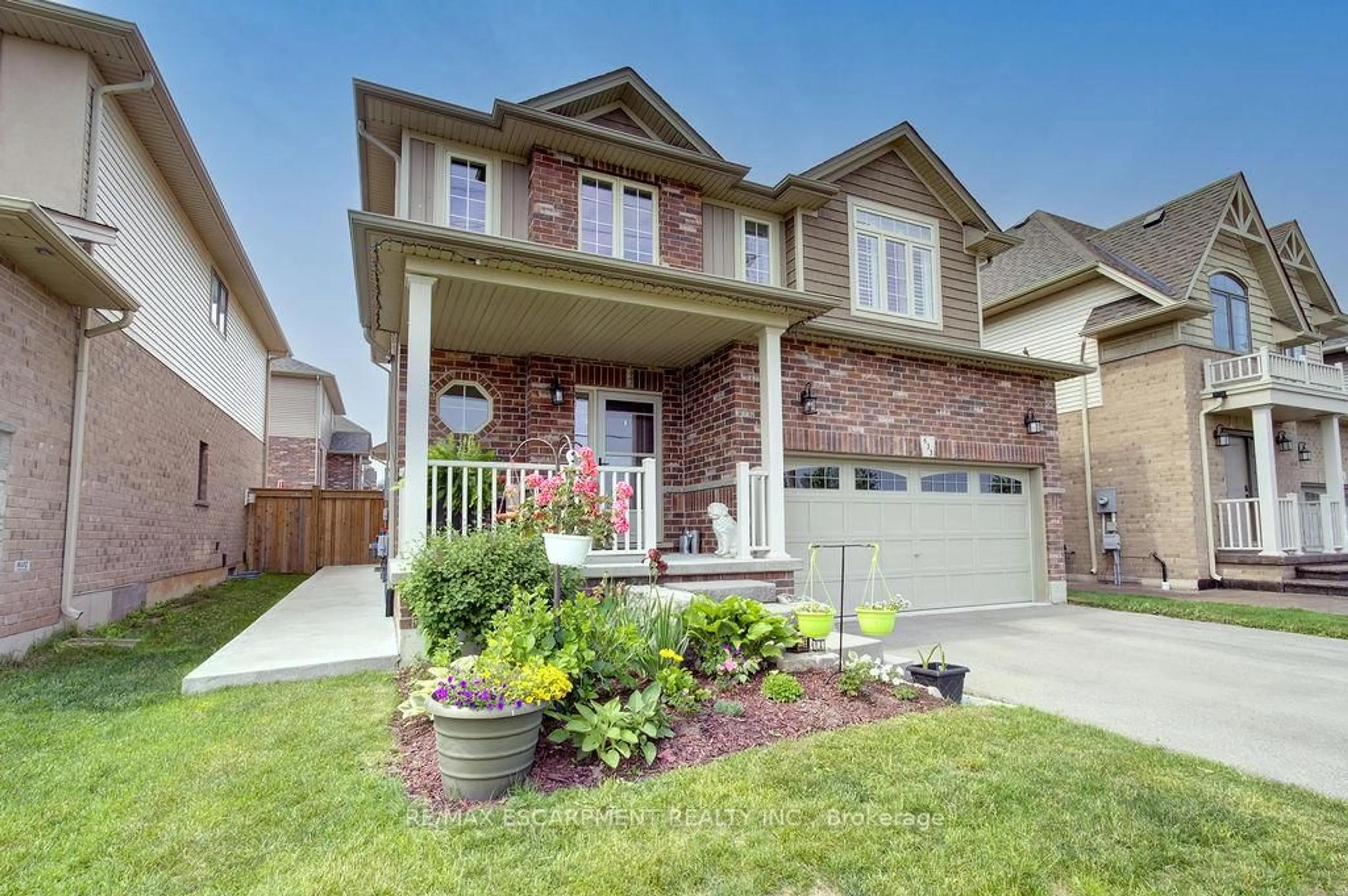 Home with brick exterior material, street for 633 Winston Rd, Grimsby Ontario L3M 0H4