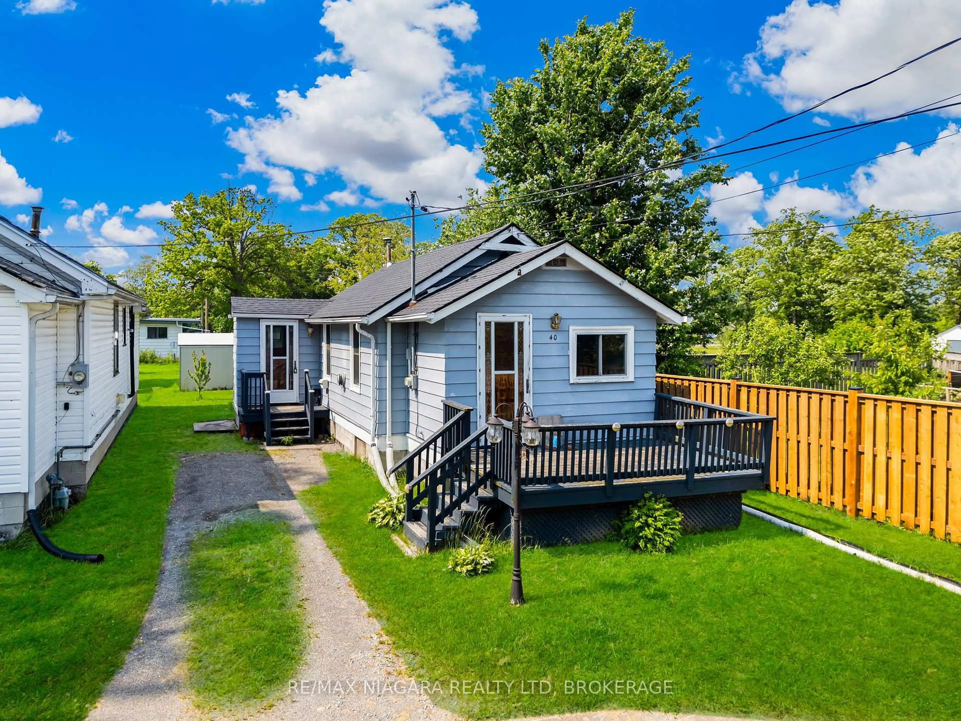 A pic from outside/outdoor area/front of a property/back of a property/a pic from drone, street for 40 Longtent Ave, Fort Erie Ontario L2A 1E3