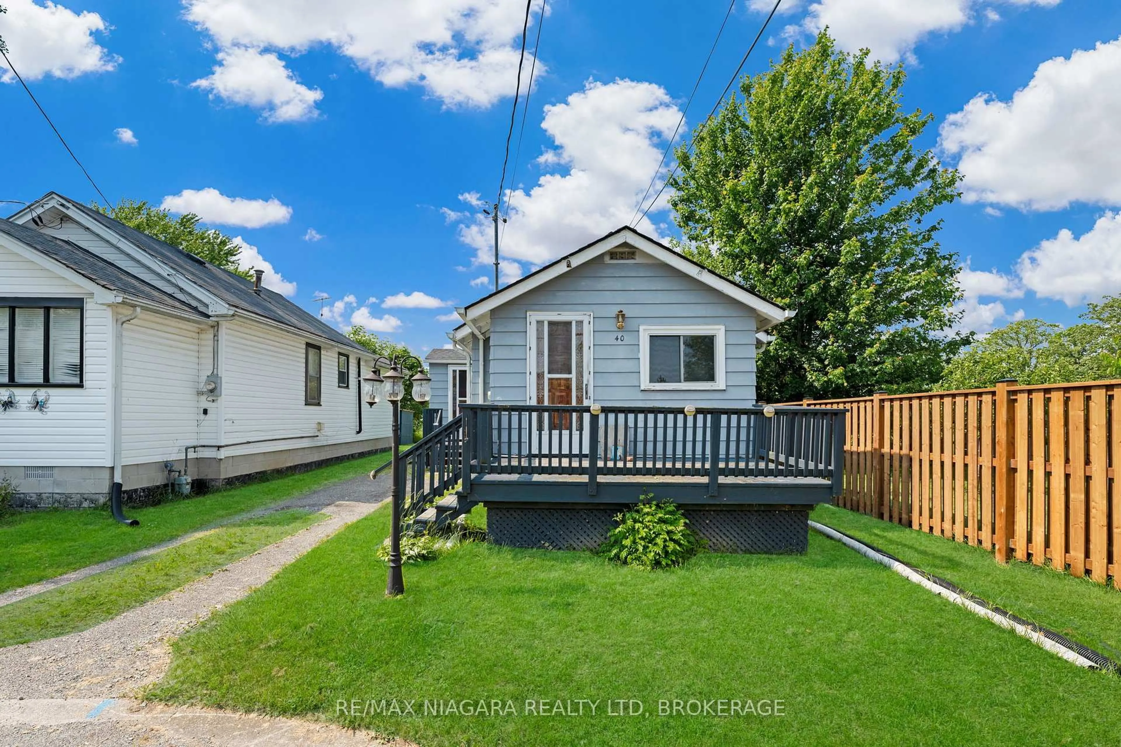 A pic from outside/outdoor area/front of a property/back of a property/a pic from drone, street for 40 Longtent Ave, Fort Erie Ontario L2A 1E3
