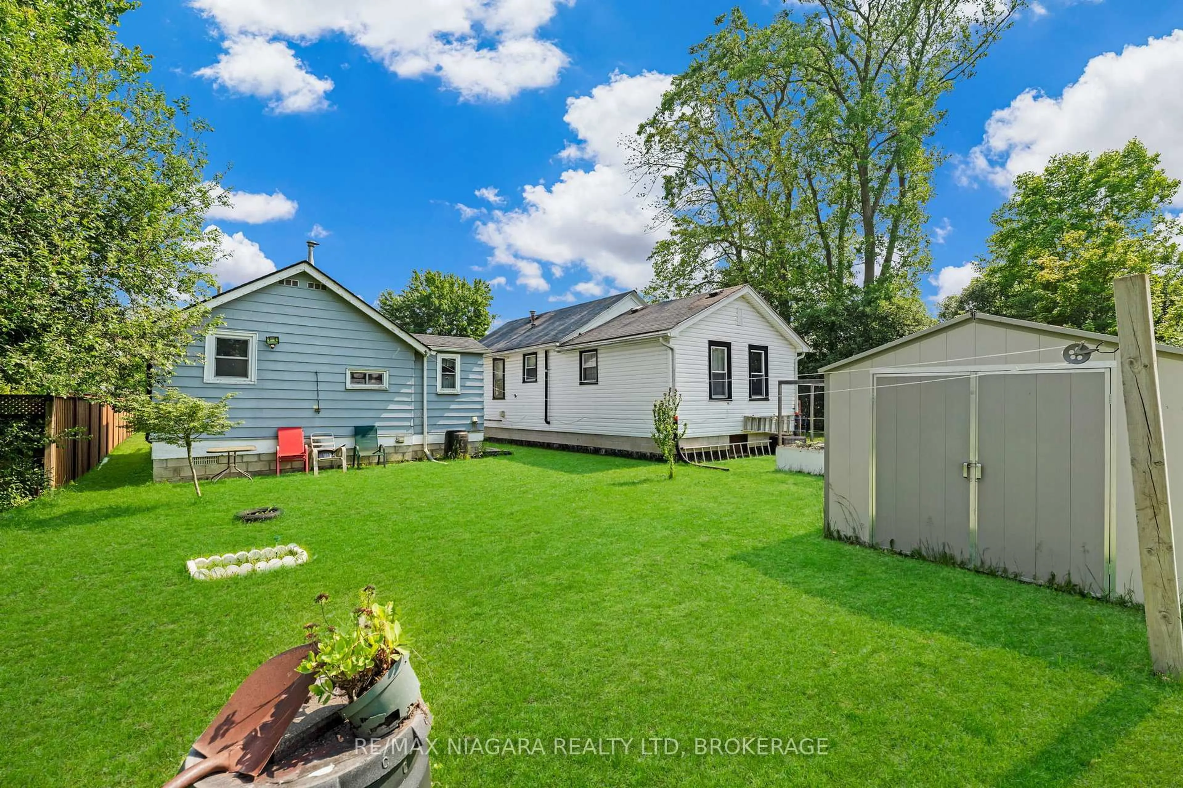 A pic from outside/outdoor area/front of a property/back of a property/a pic from drone, unknown for 40 Longtent Ave, Fort Erie Ontario L2A 1E3