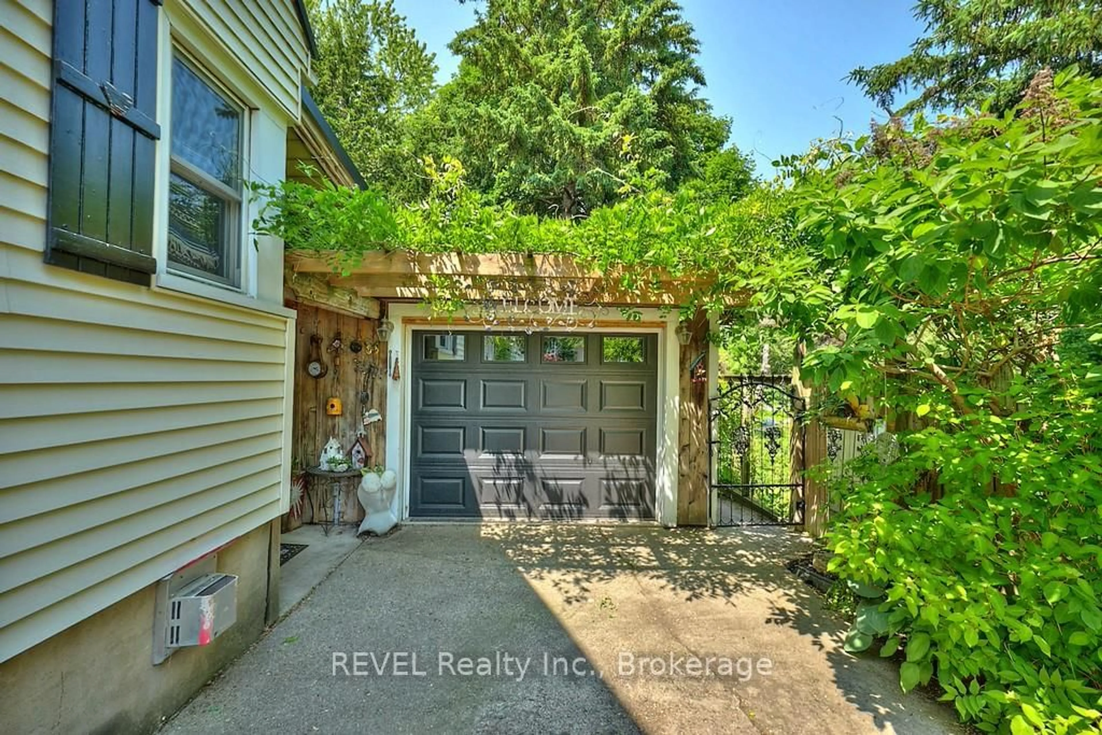 Indoor entryway for 6343 Division St, Niagara Falls Ontario L2G 1J9