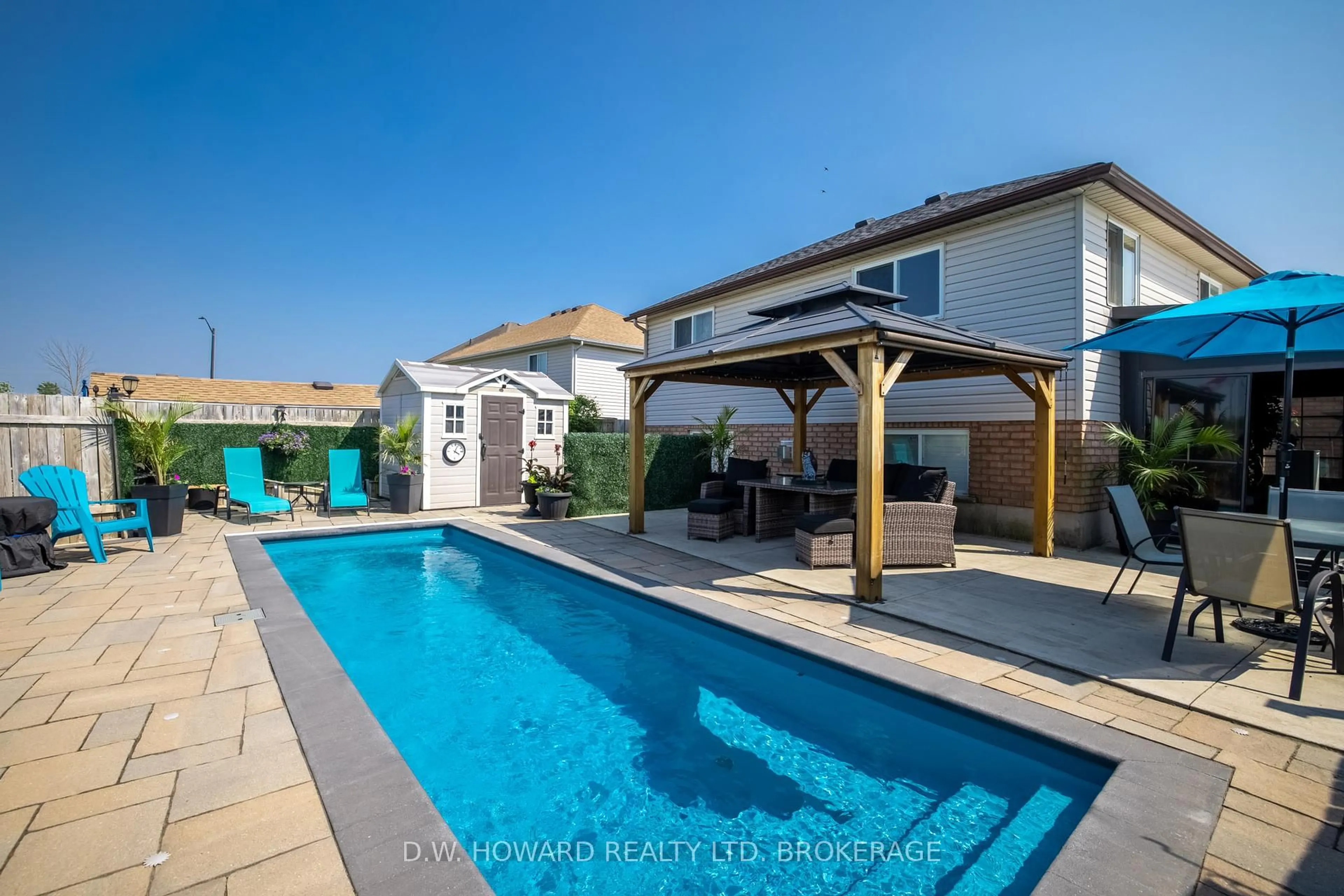 A pic from outside/outdoor area/front of a property/back of a property/a pic from drone, street for 15 Meadowlark Dr, Port Colborne Ontario L3K 6E3