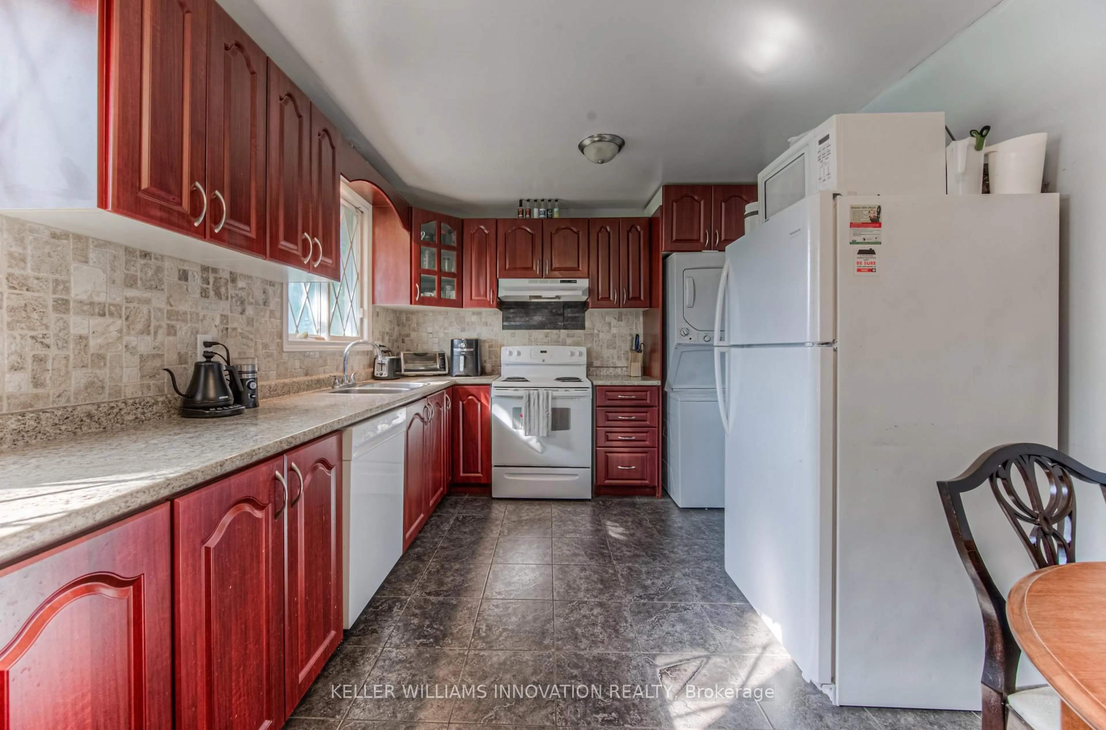 Standard kitchen, ceramic/tile floor for 553 Teakwood Dr, Waterloo Ontario N2L 4L5