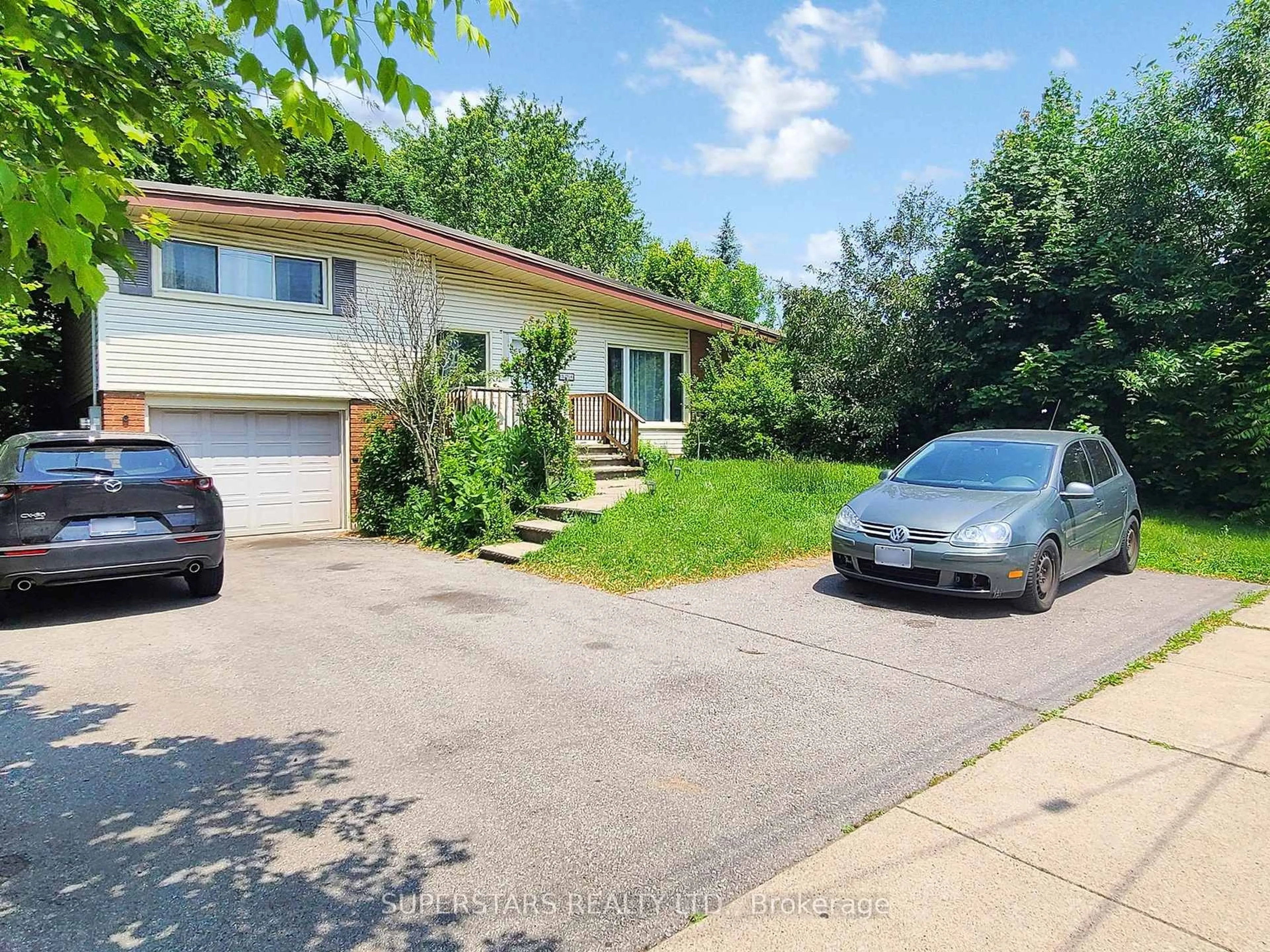 A pic from outside/outdoor area/front of a property/back of a property/a pic from drone, street for 324 MOHAWK Rd, Hamilton Ontario L9C 1W3