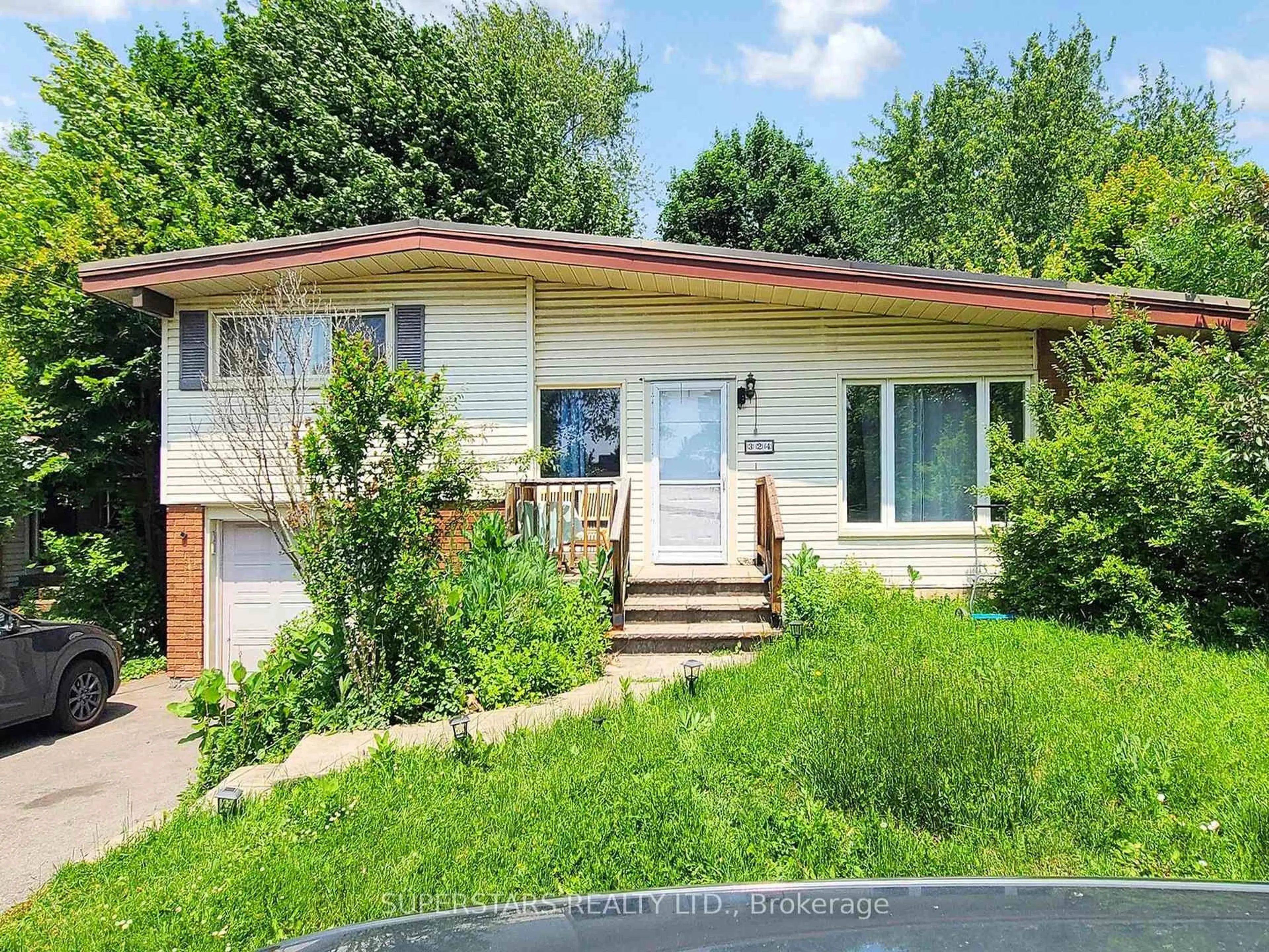 Home with vinyl exterior material, street for 324 MOHAWK Rd, Hamilton Ontario L9C 1W3