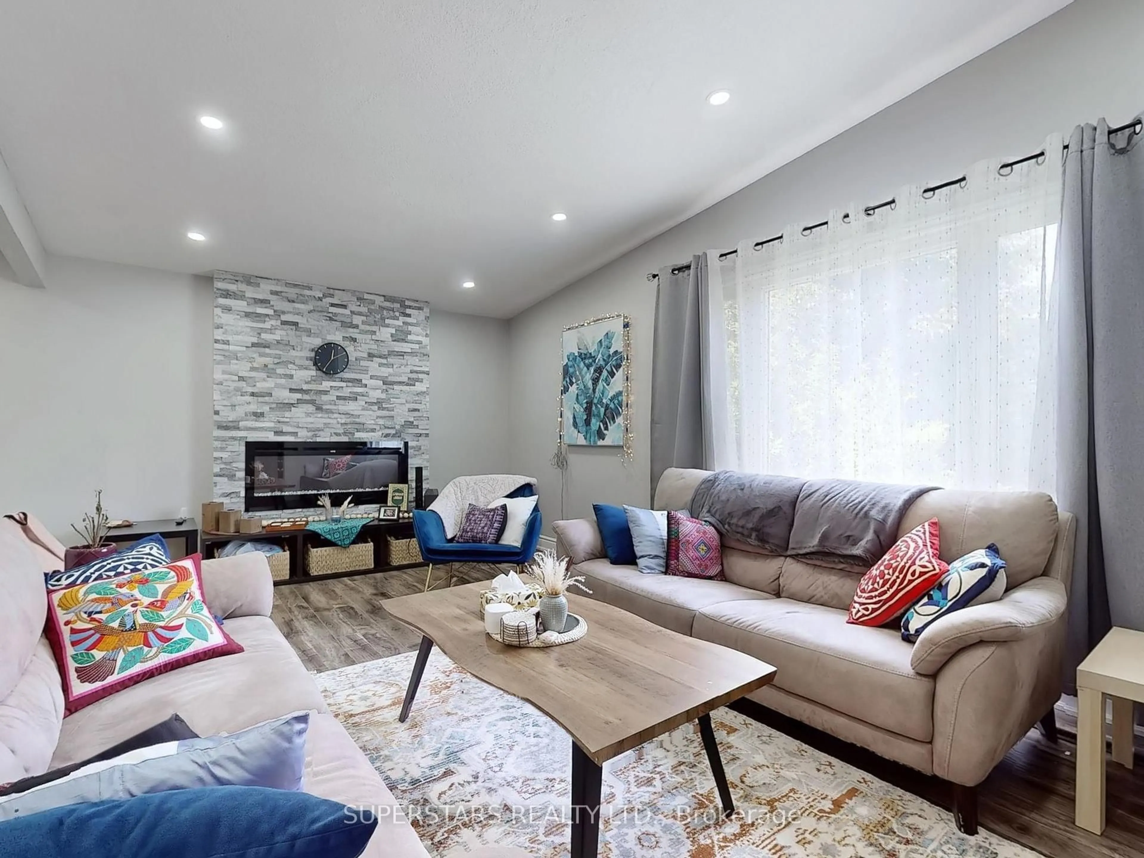 Living room with furniture, unknown for 324 MOHAWK Rd, Hamilton Ontario L9C 1W3