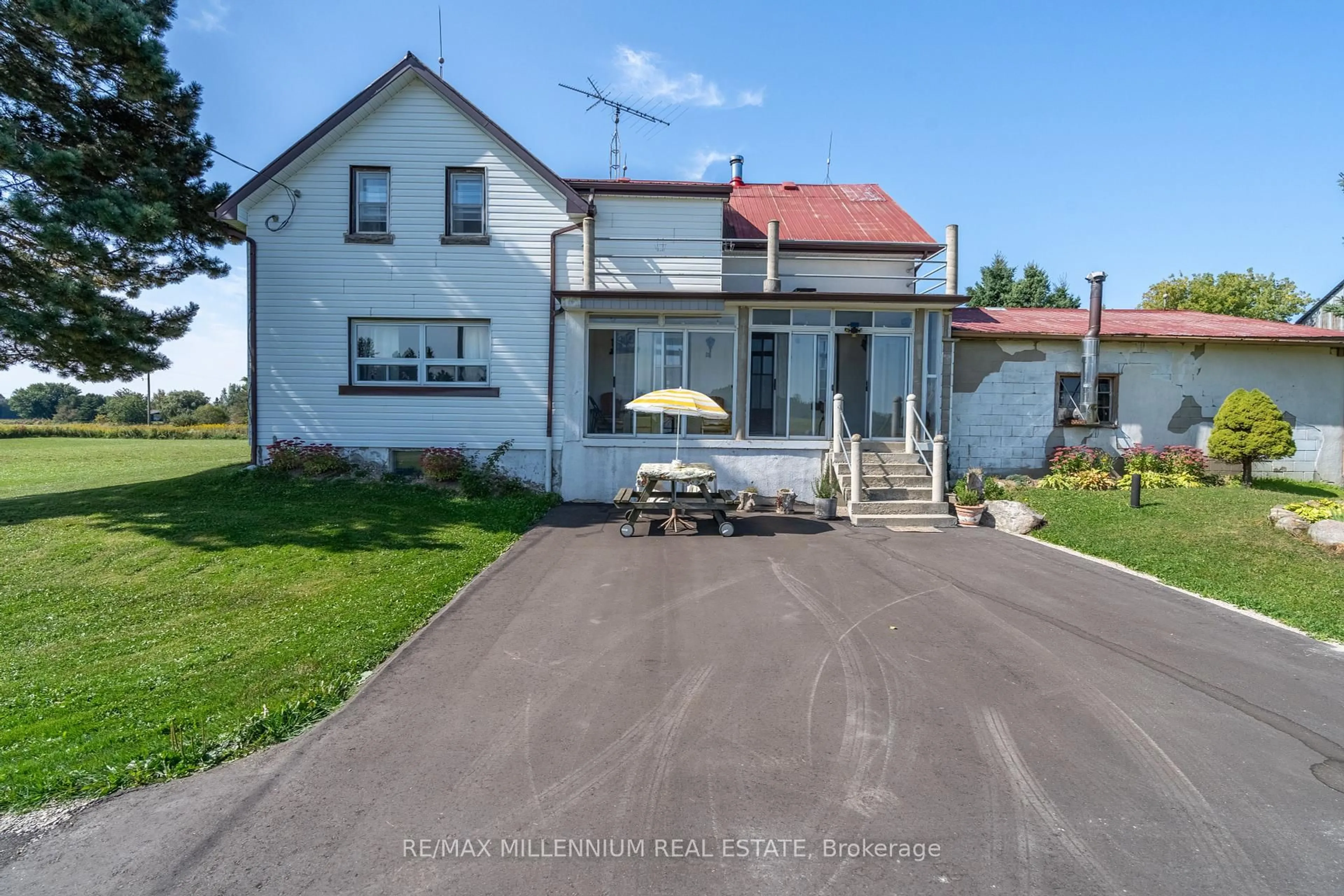 A pic from outside/outdoor area/front of a property/back of a property/a pic from drone, street for 25 Side Rd #423365, Amaranth Ontario L9V 1M3