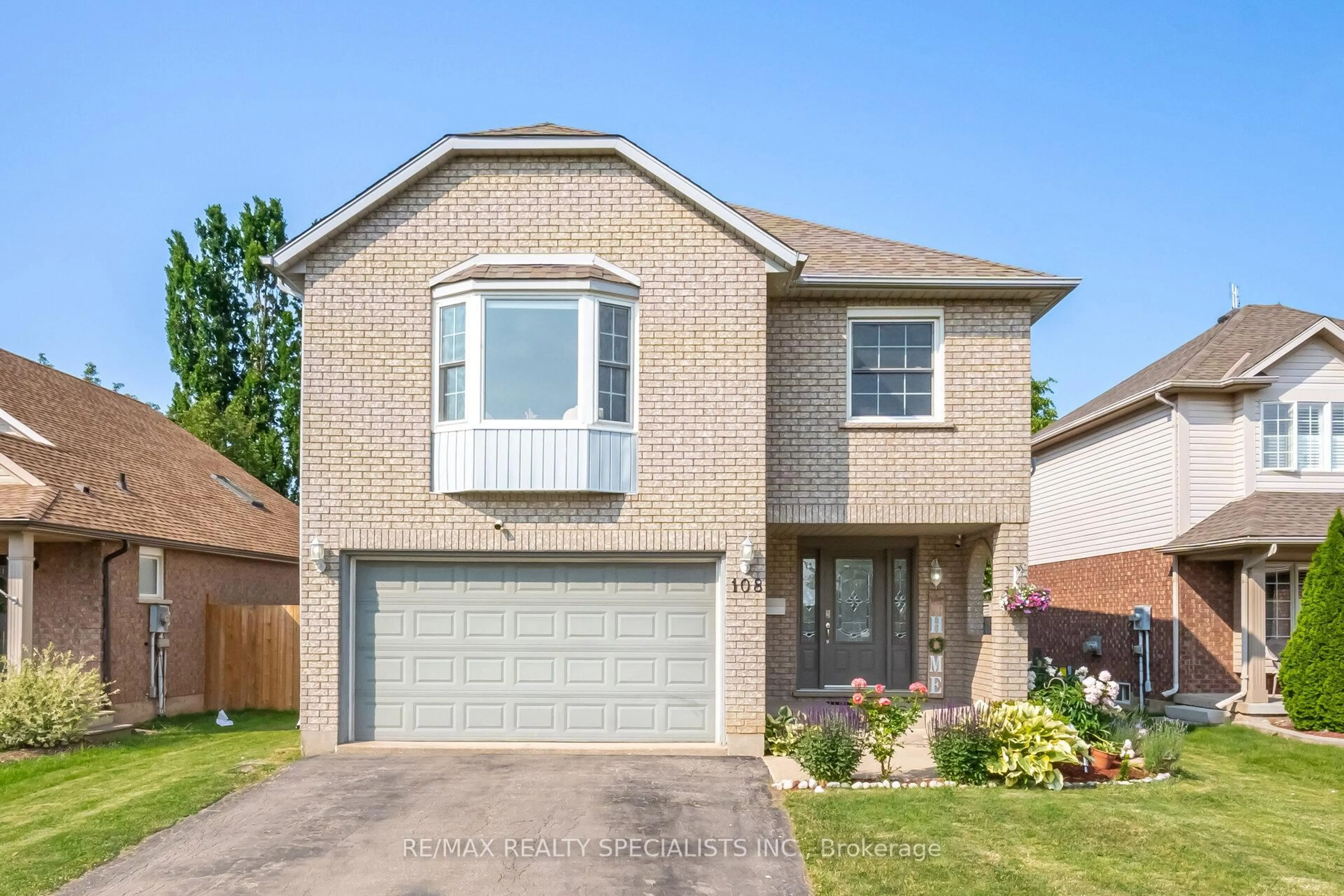 Home with brick exterior material, street for 108 Confederation Ave, Thorold Ontario L2V 5A6