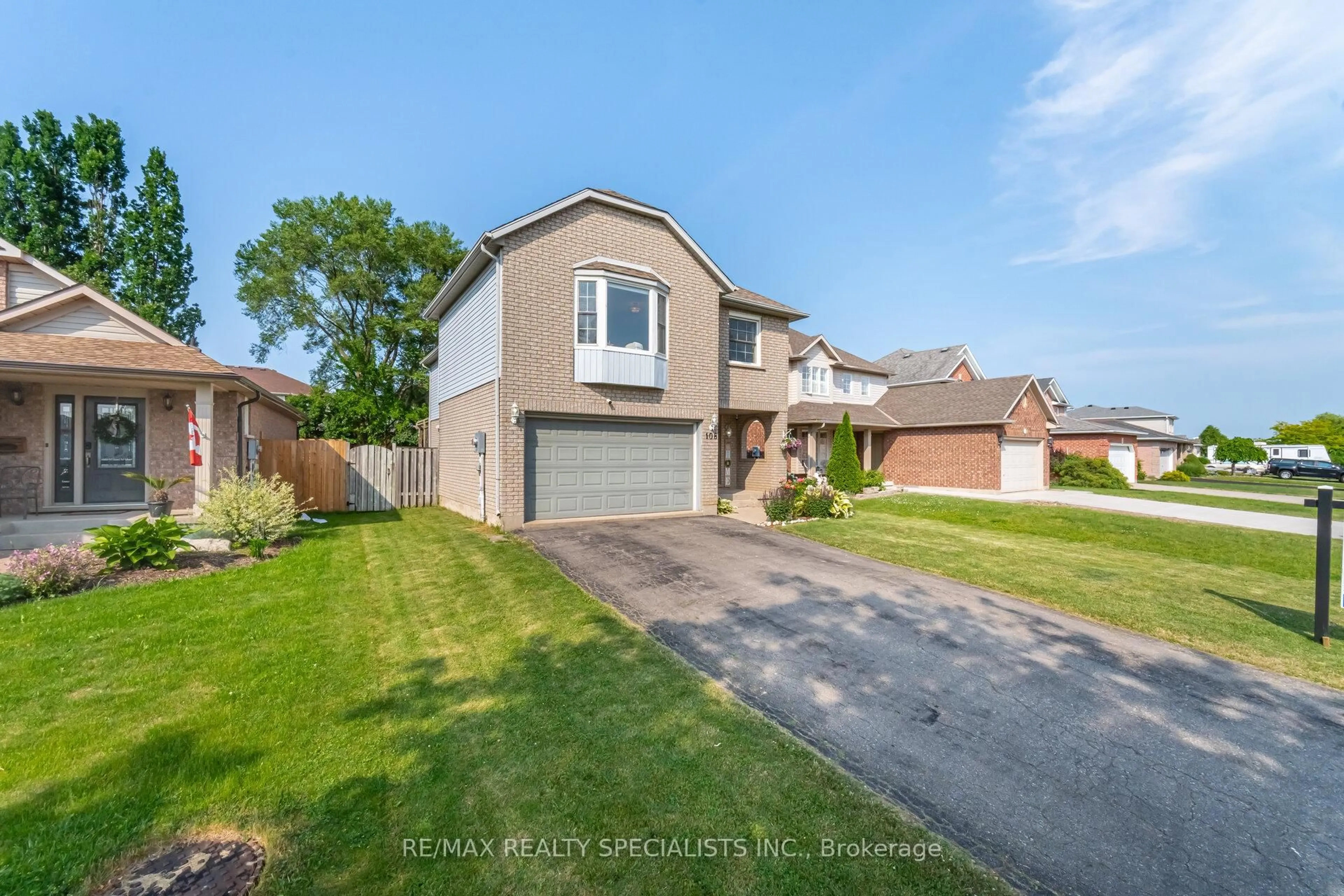 A pic from outside/outdoor area/front of a property/back of a property/a pic from drone, street for 108 Confederation Ave, Thorold Ontario L2V 5A6
