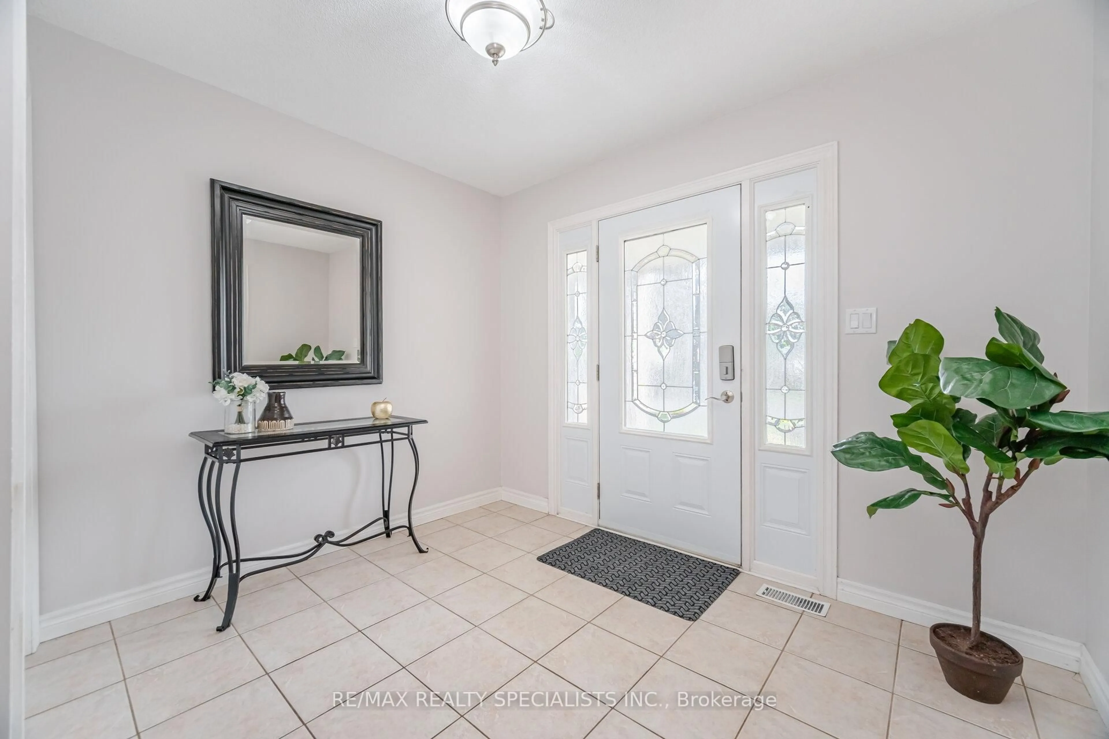Indoor entryway for 108 Confederation Ave, Thorold Ontario L2V 5A6
