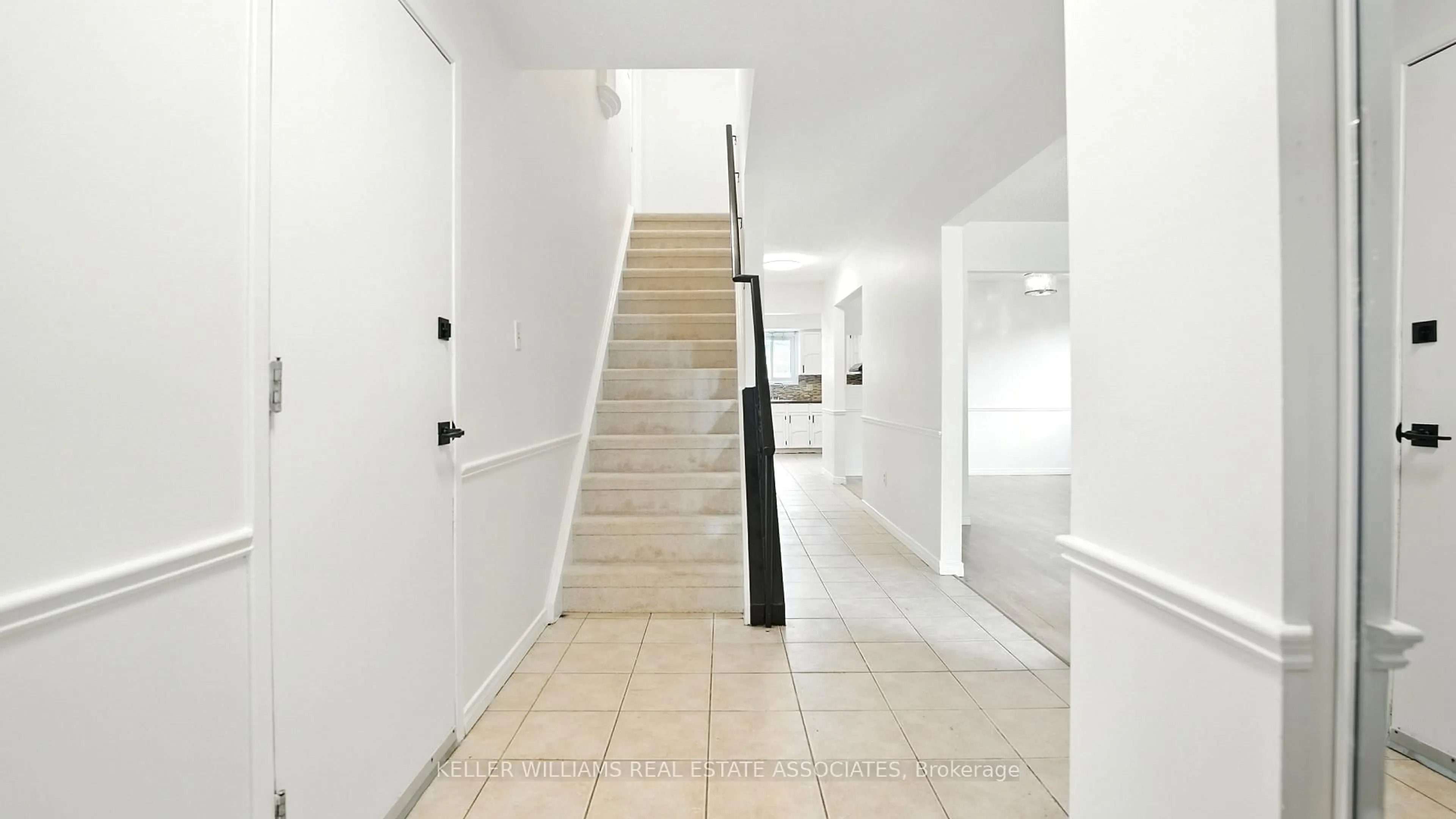 Indoor foyer for 16 Hart Cres, London South Ontario N6E 2W6