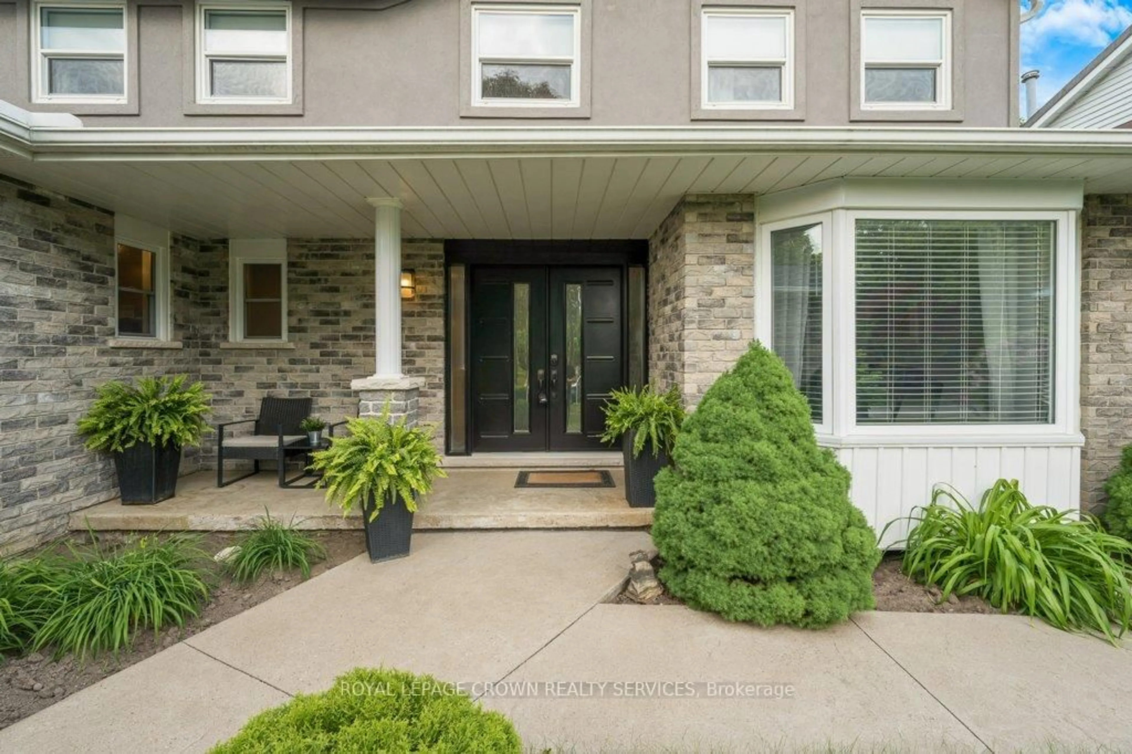 Indoor entryway for 14 Pathfinder Cres, Kitchener Ontario N2P 1S6