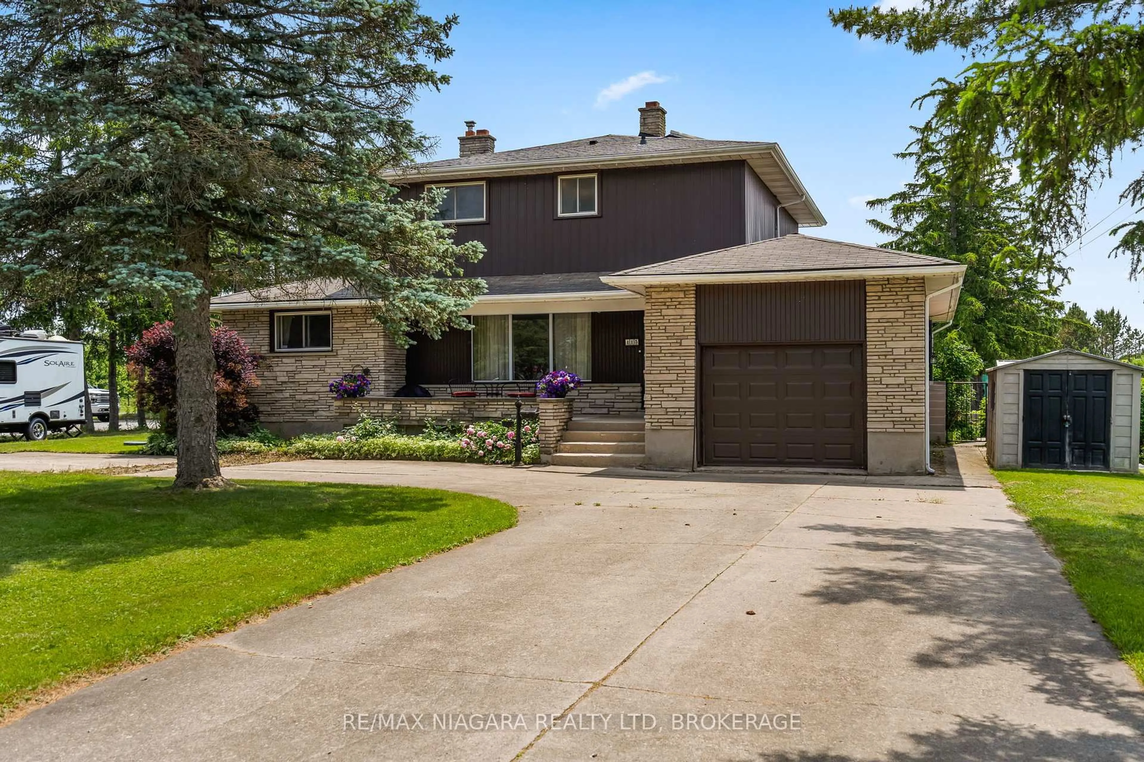 Home with brick exterior material, street for 415 Lyons Creek Rd, Welland Ontario L3B 5N4