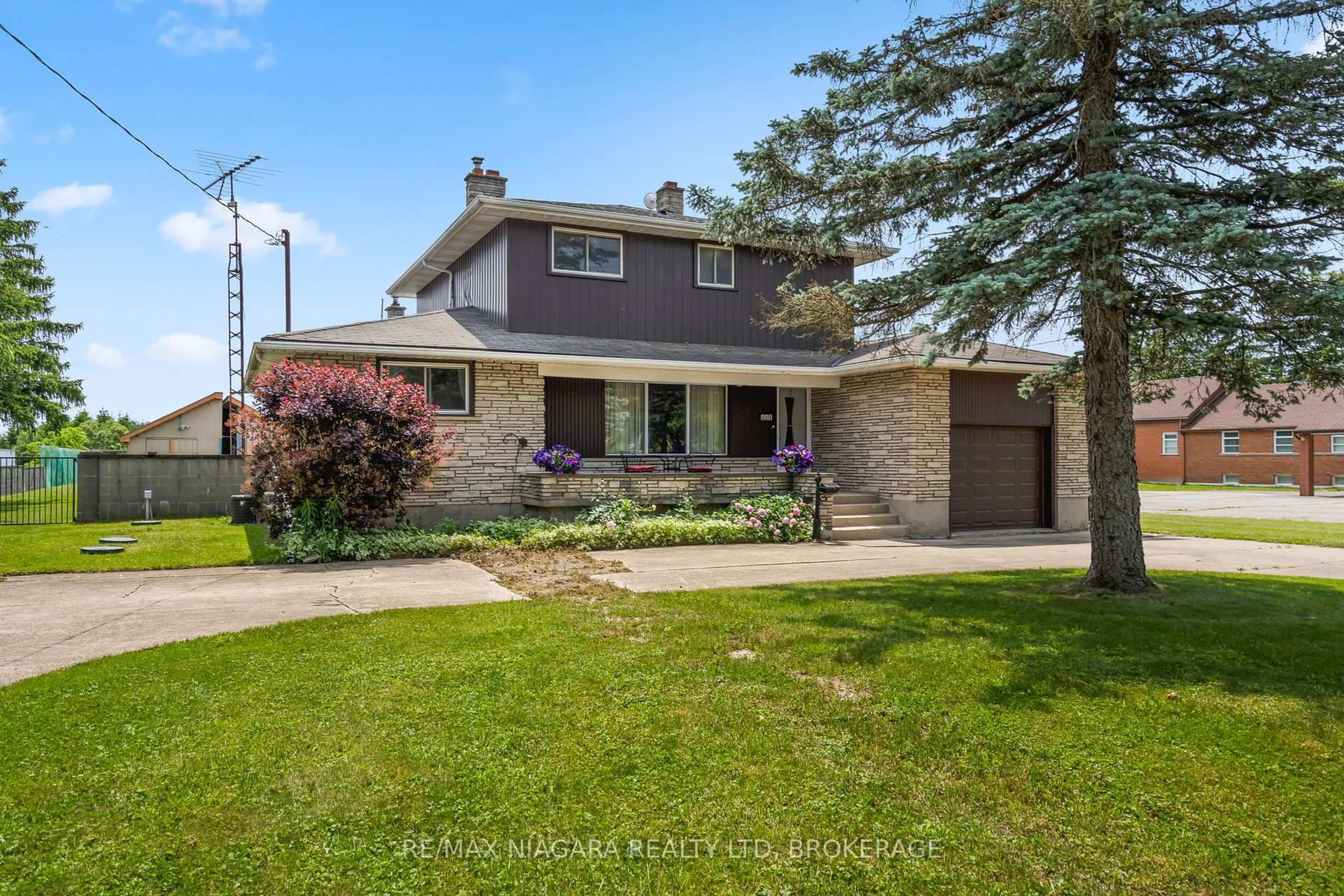 Home with brick exterior material, street for 415 Lyons Creek Rd, Welland Ontario L3B 5N4