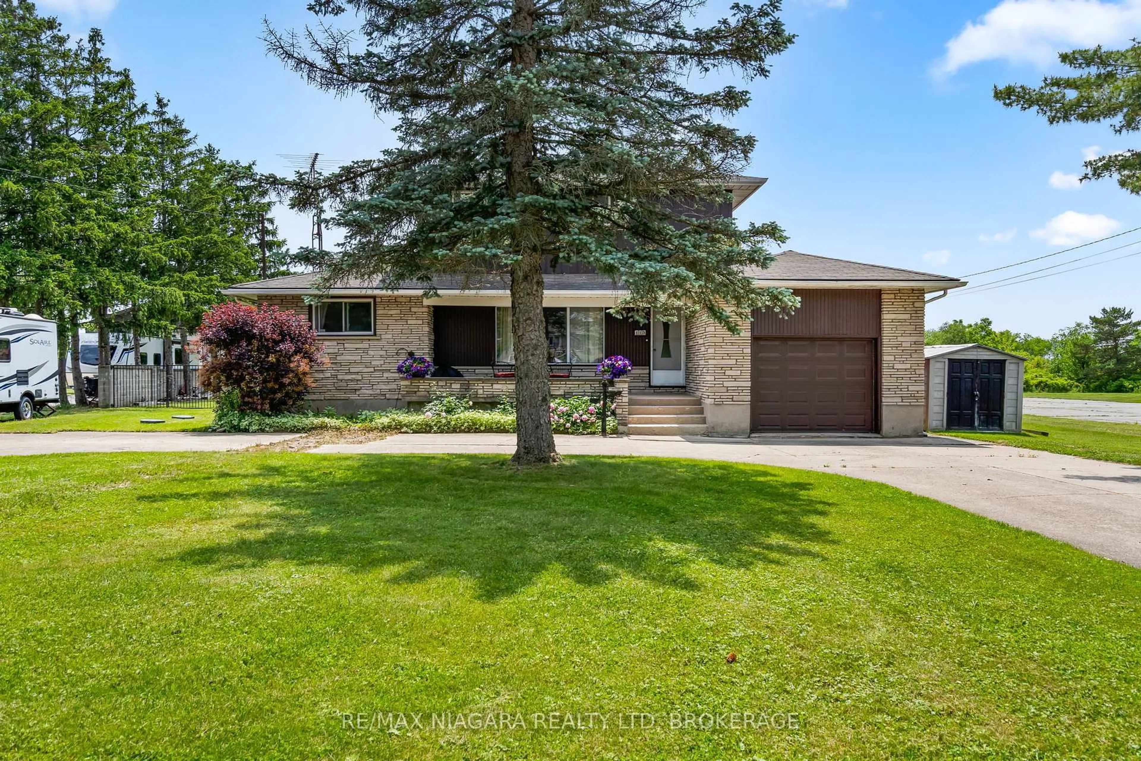 Home with brick exterior material, street for 415 Lyons Creek Rd, Welland Ontario L3B 5N4