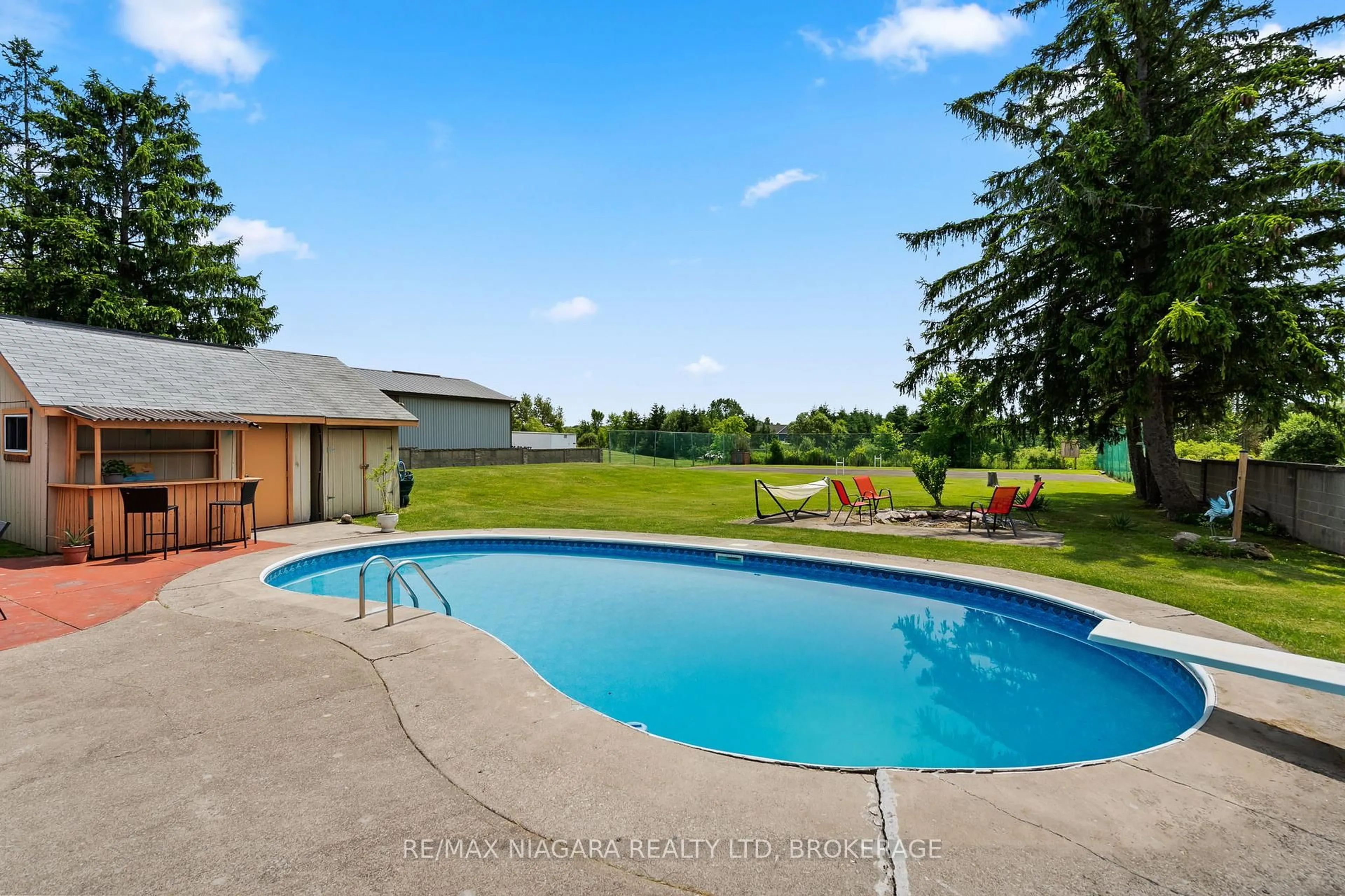 Pool for 415 Lyons Creek Rd, Welland Ontario L3B 5N4