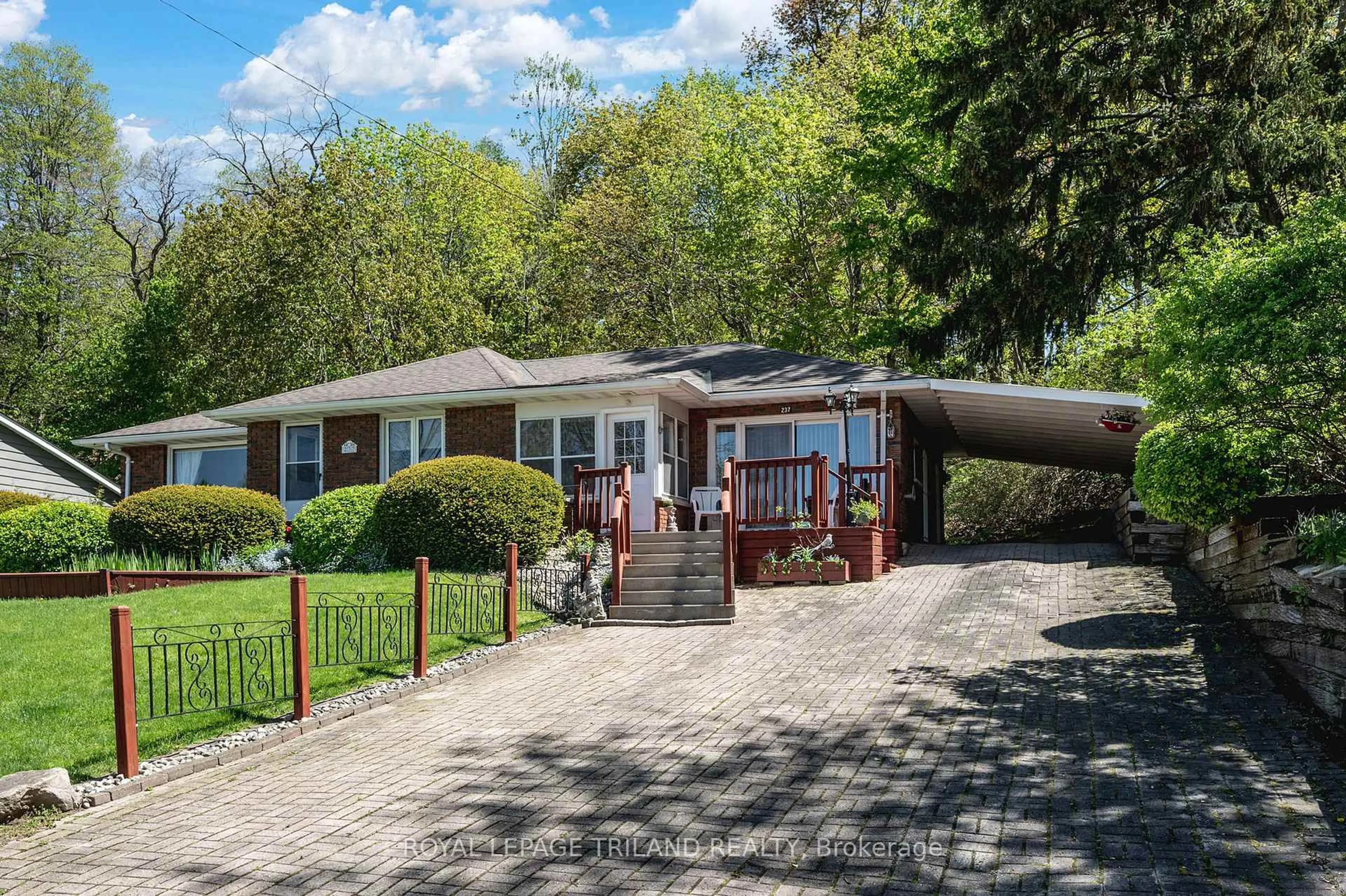 A pic from outside/outdoor area/front of a property/back of a property/a pic from drone, street for 237 Frances St, Central Elgin Ontario N5L 1A8