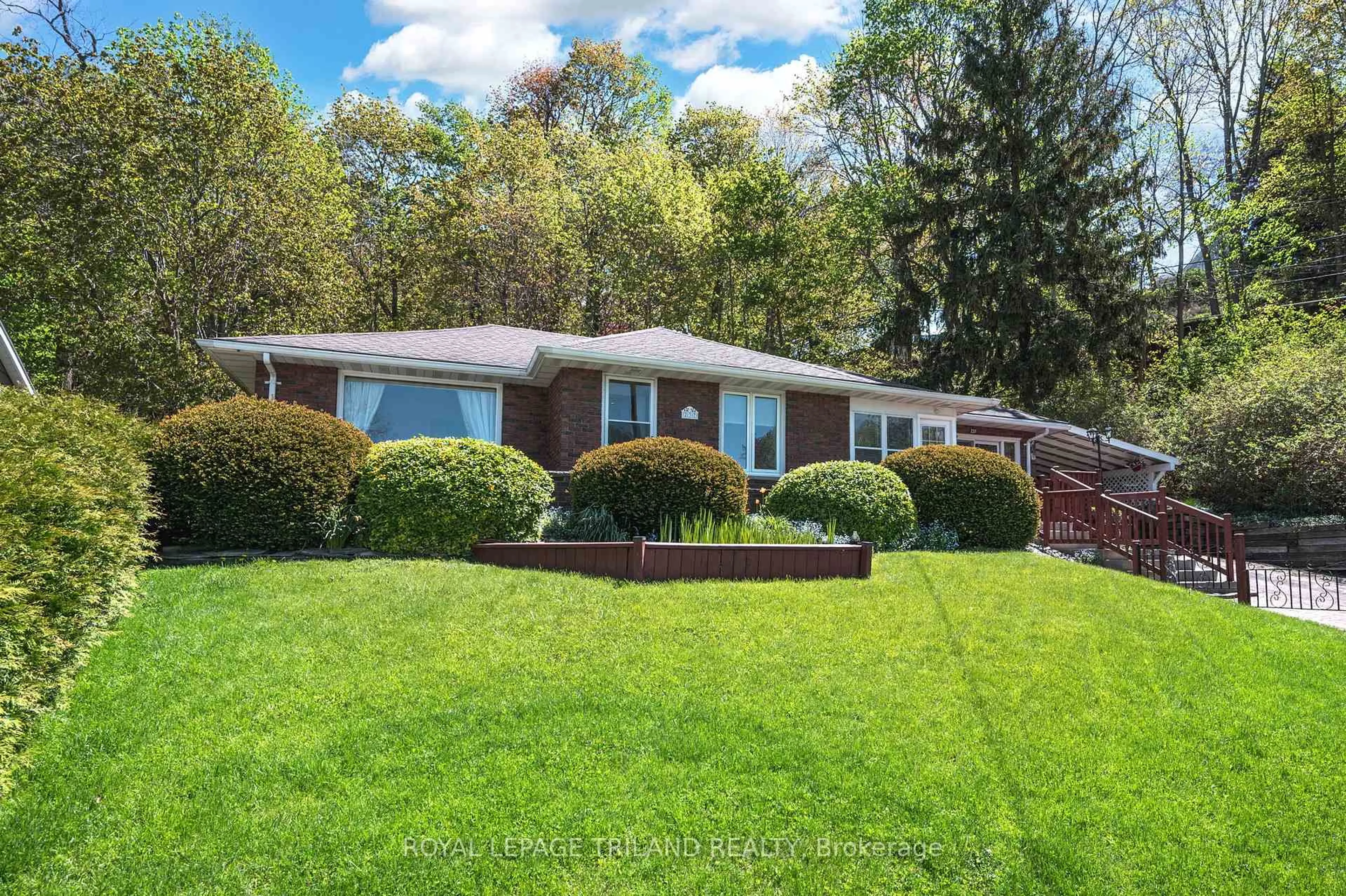 Home with vinyl exterior material, unknown for 237 Frances St, Central Elgin Ontario N5L 1A8
