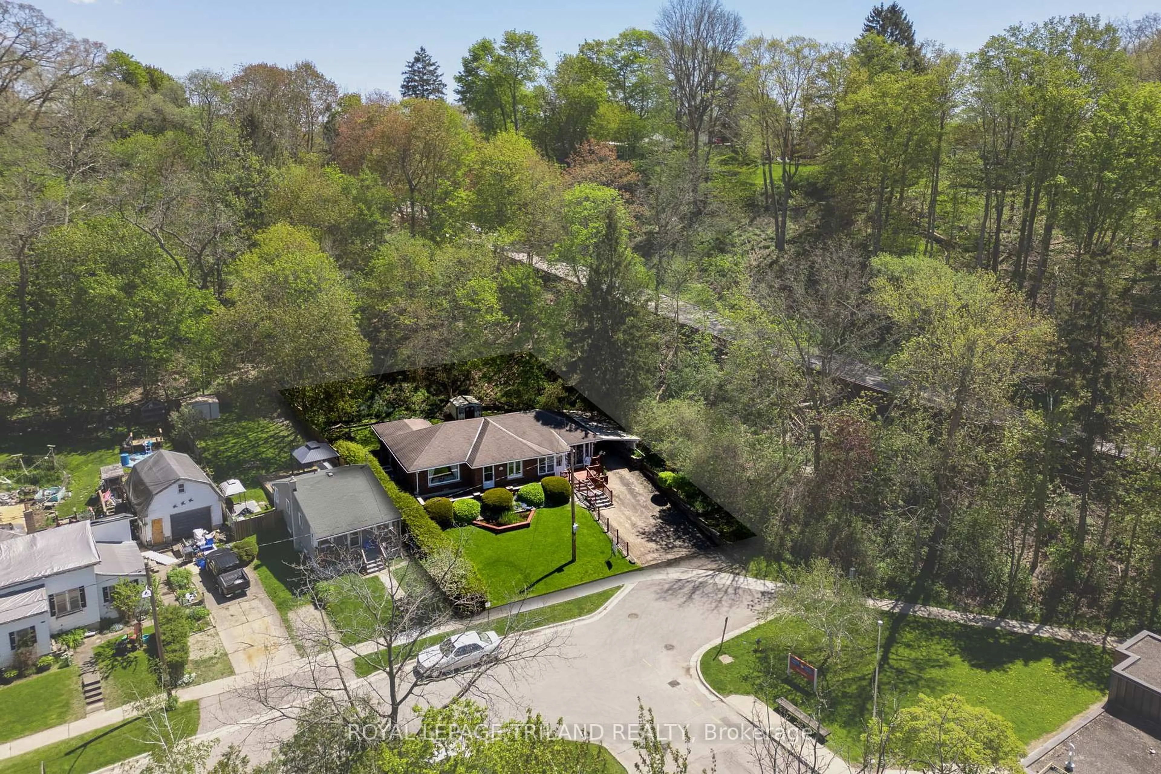 A pic from outside/outdoor area/front of a property/back of a property/a pic from drone, street for 237 Frances St, Central Elgin Ontario N5L 1A8
