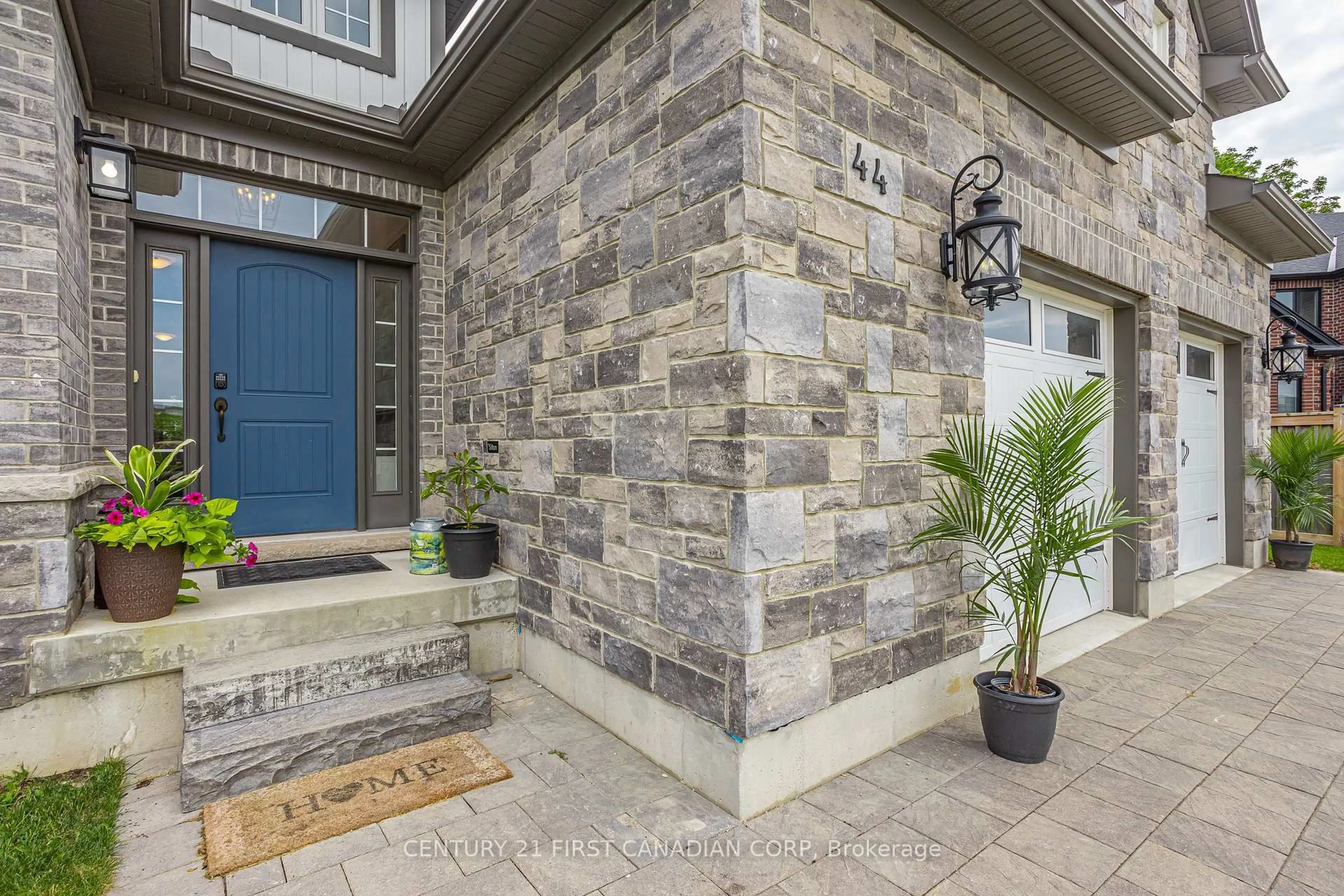 Indoor entryway for 44 Violet Crt, Middlesex Centre Ontario N0M 2A0