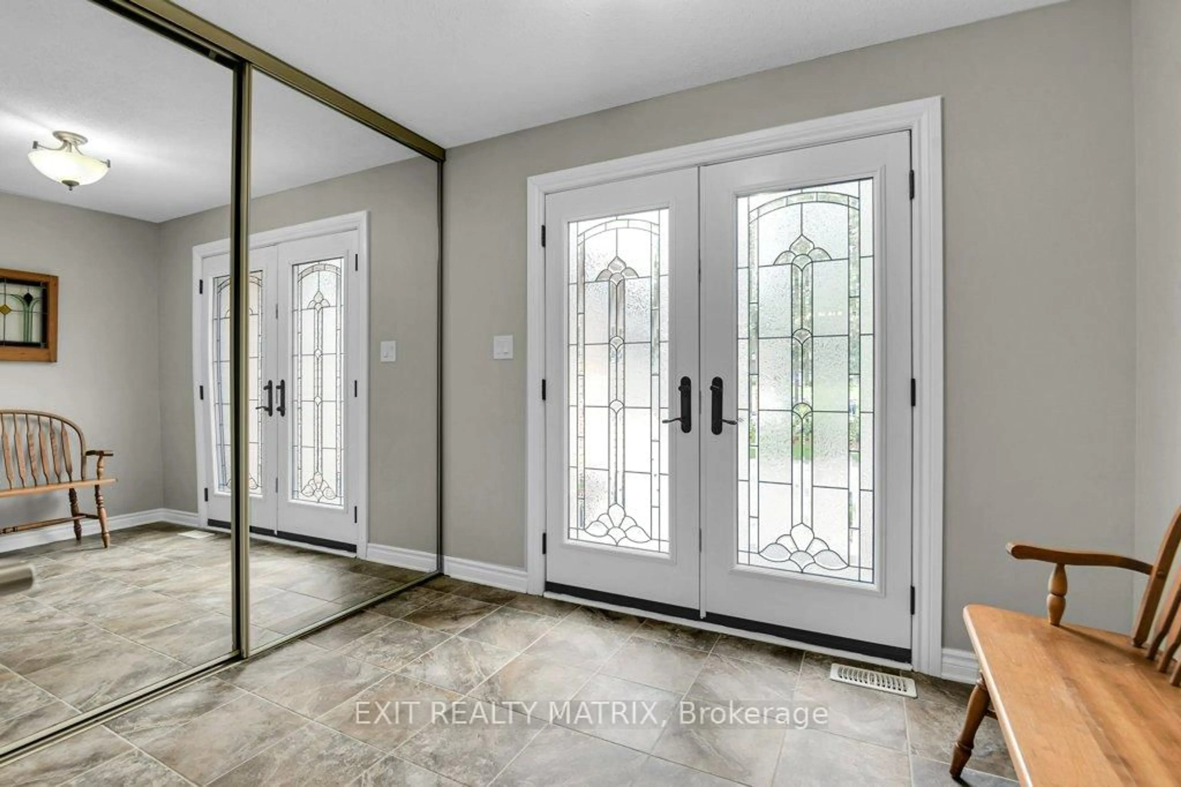 Indoor entryway for 842 Apple Lane, Cumberland Ontario K4C 1C1