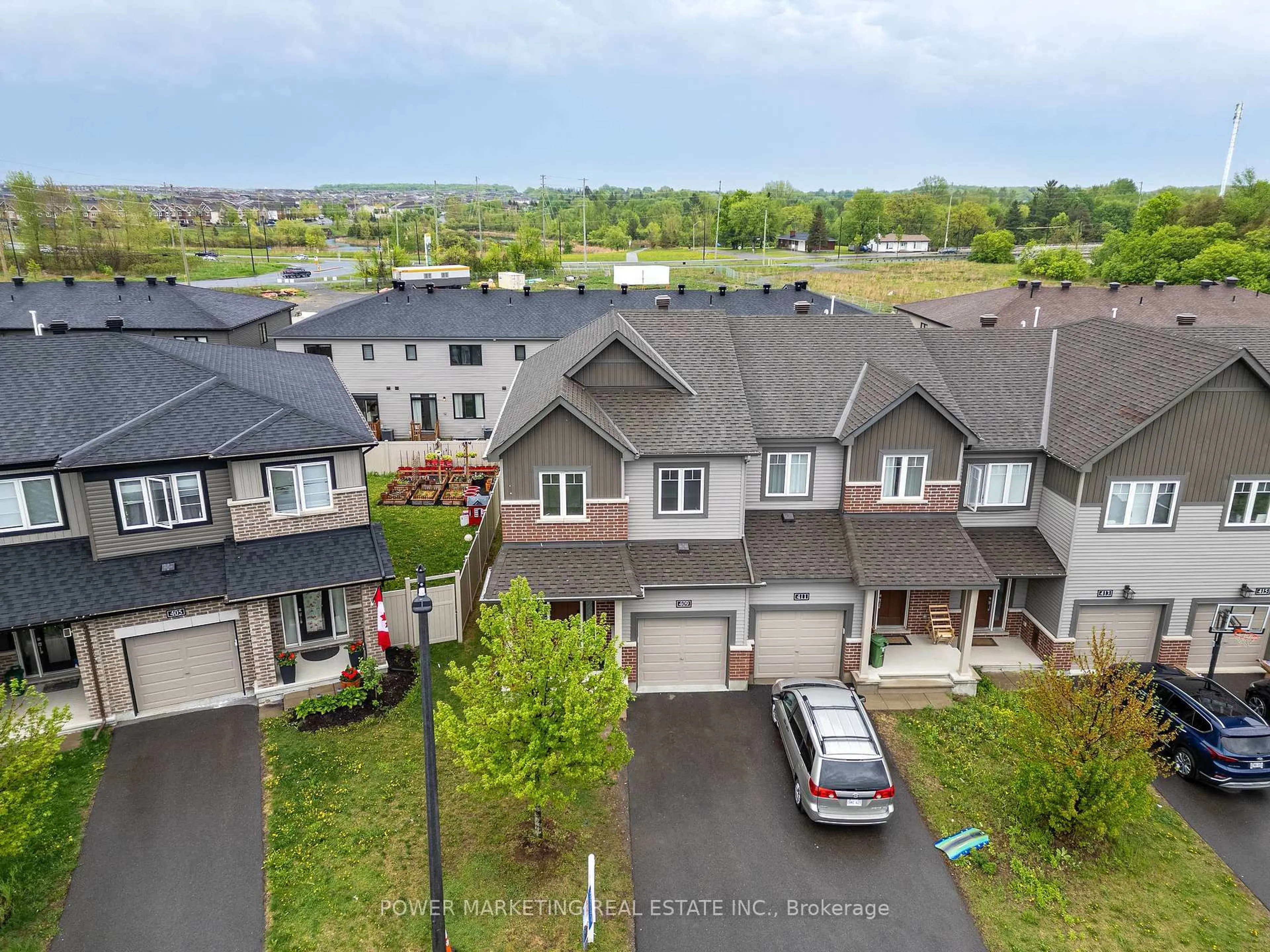 A pic from outside/outdoor area/front of a property/back of a property/a pic from drone, unknown for 409 KAYAK St, Ottawa Ontario K2J 6P2