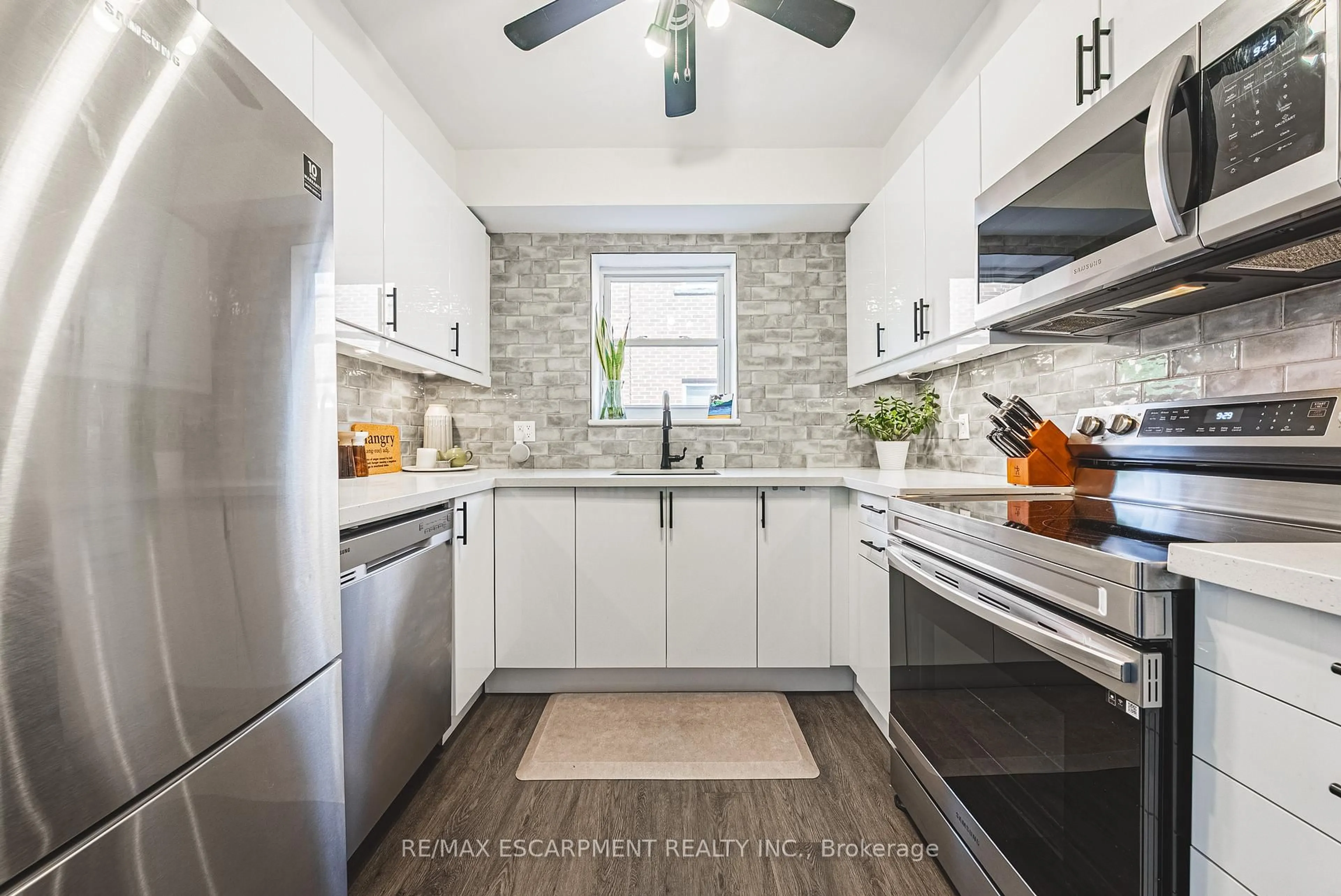 Open concept kitchen, ceramic/tile floor for 836 Concession St #208, Hamilton Ontario L8V 1E2