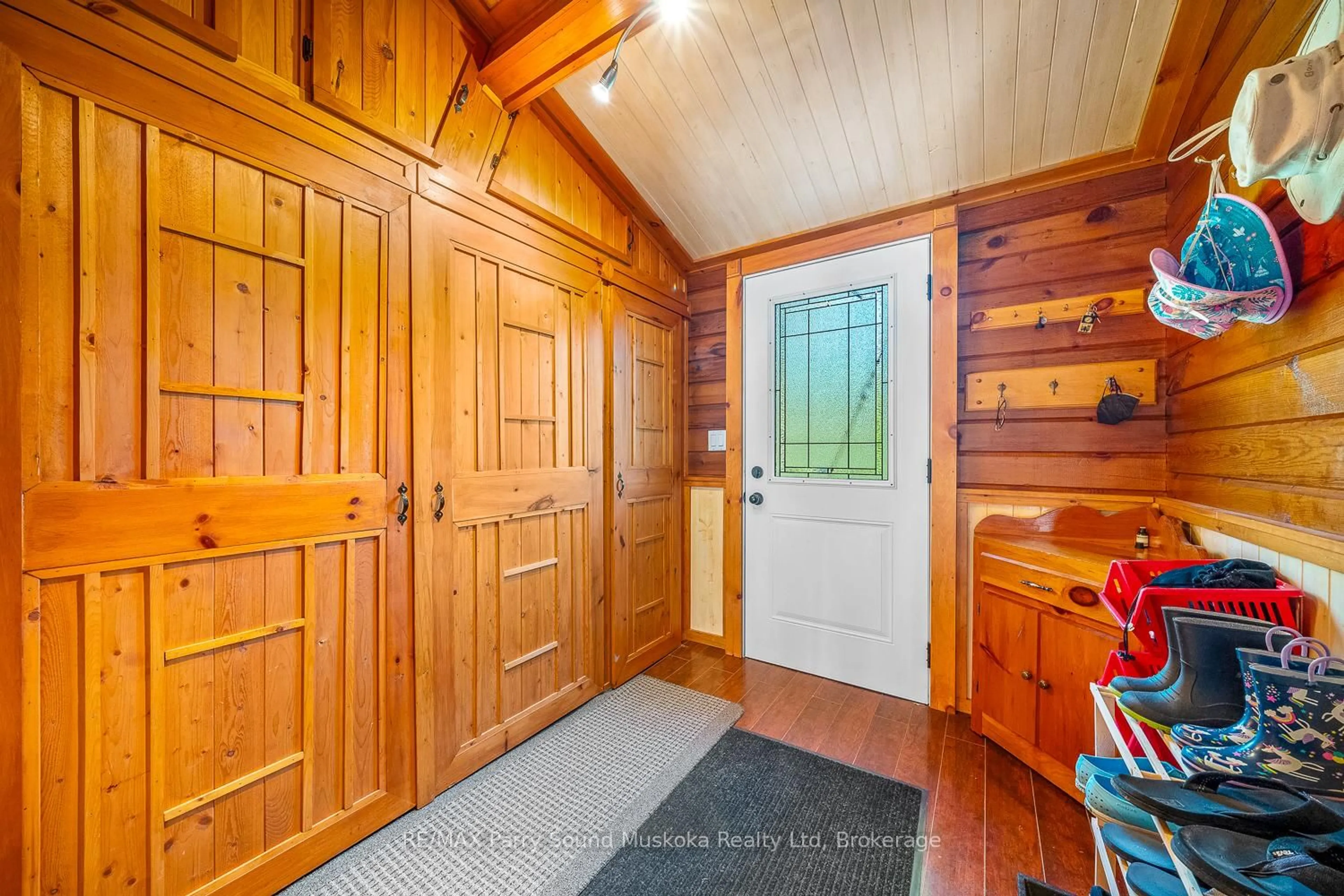 Indoor entryway for 7 Municipal Dr, McDougall Ontario P2A 2W9