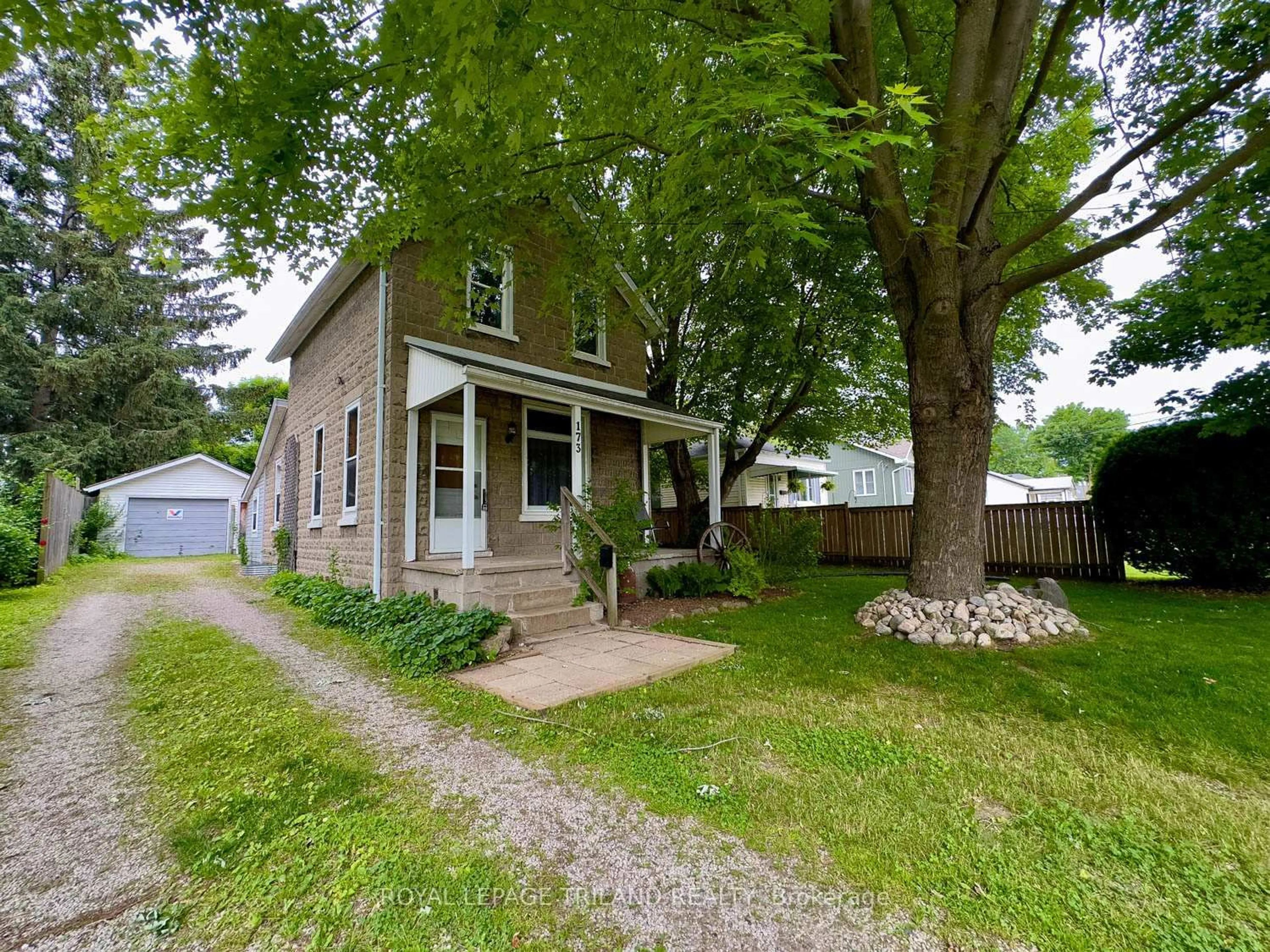 A pic from outside/outdoor area/front of a property/back of a property/a pic from drone, street for 173 Centre St, Strathroy Caradoc Ontario N7G 1T3