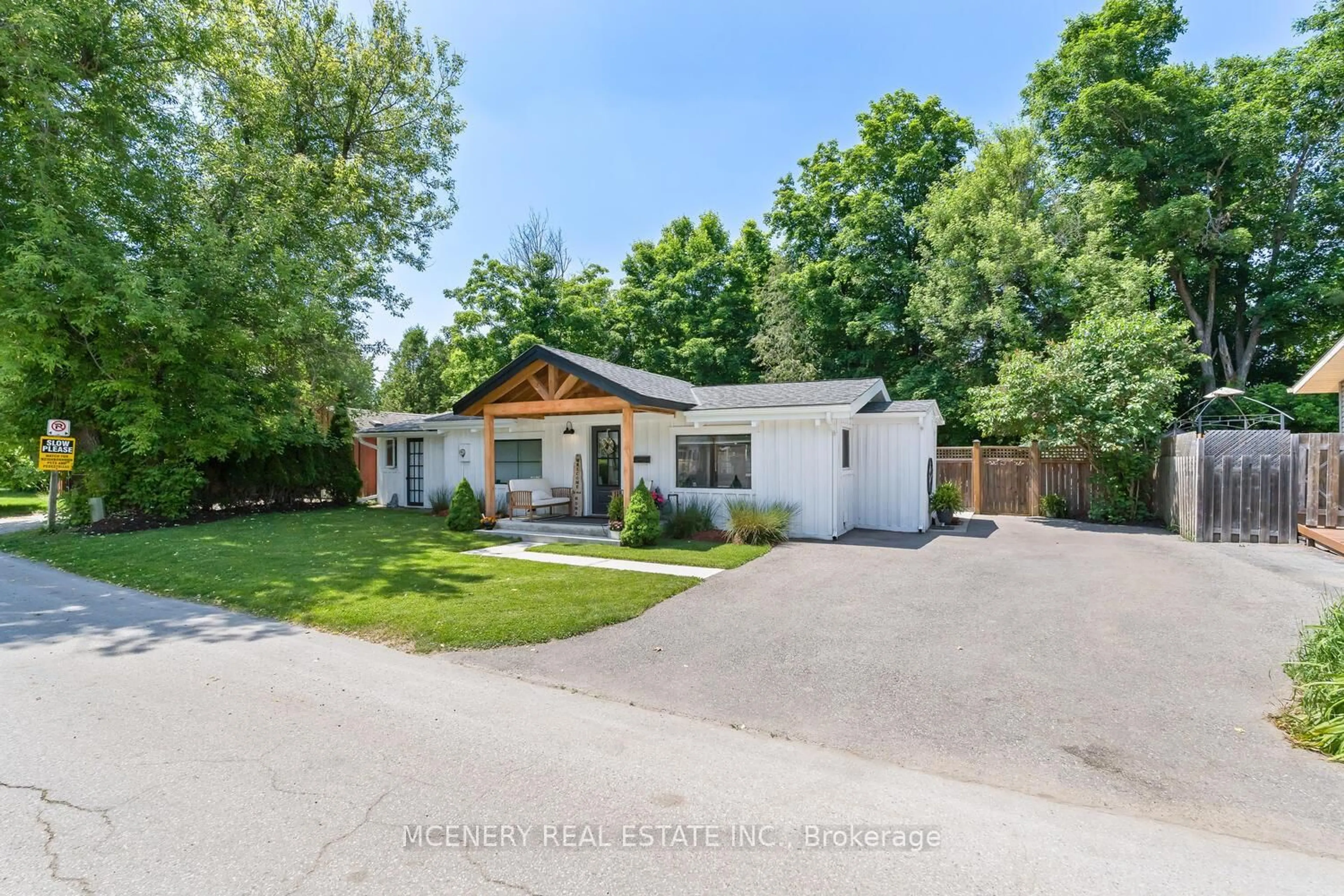 A pic from outside/outdoor area/front of a property/back of a property/a pic from drone, street for 3 SUNNYSIDE Dr, Erin Ontario N0B 1T0