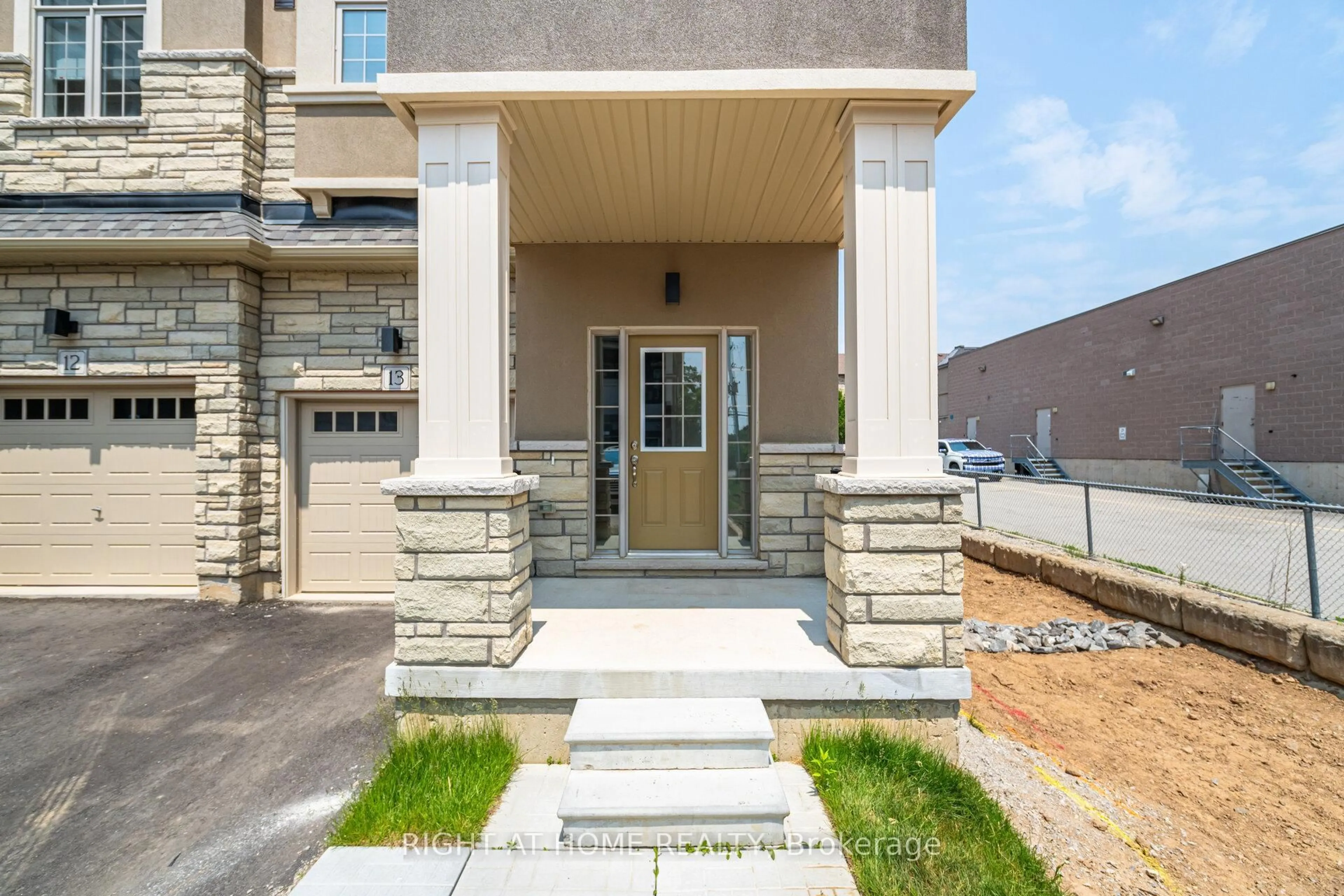 Indoor entryway for 305 Garner Rd #13, Hamilton Ontario L9G 3K9
