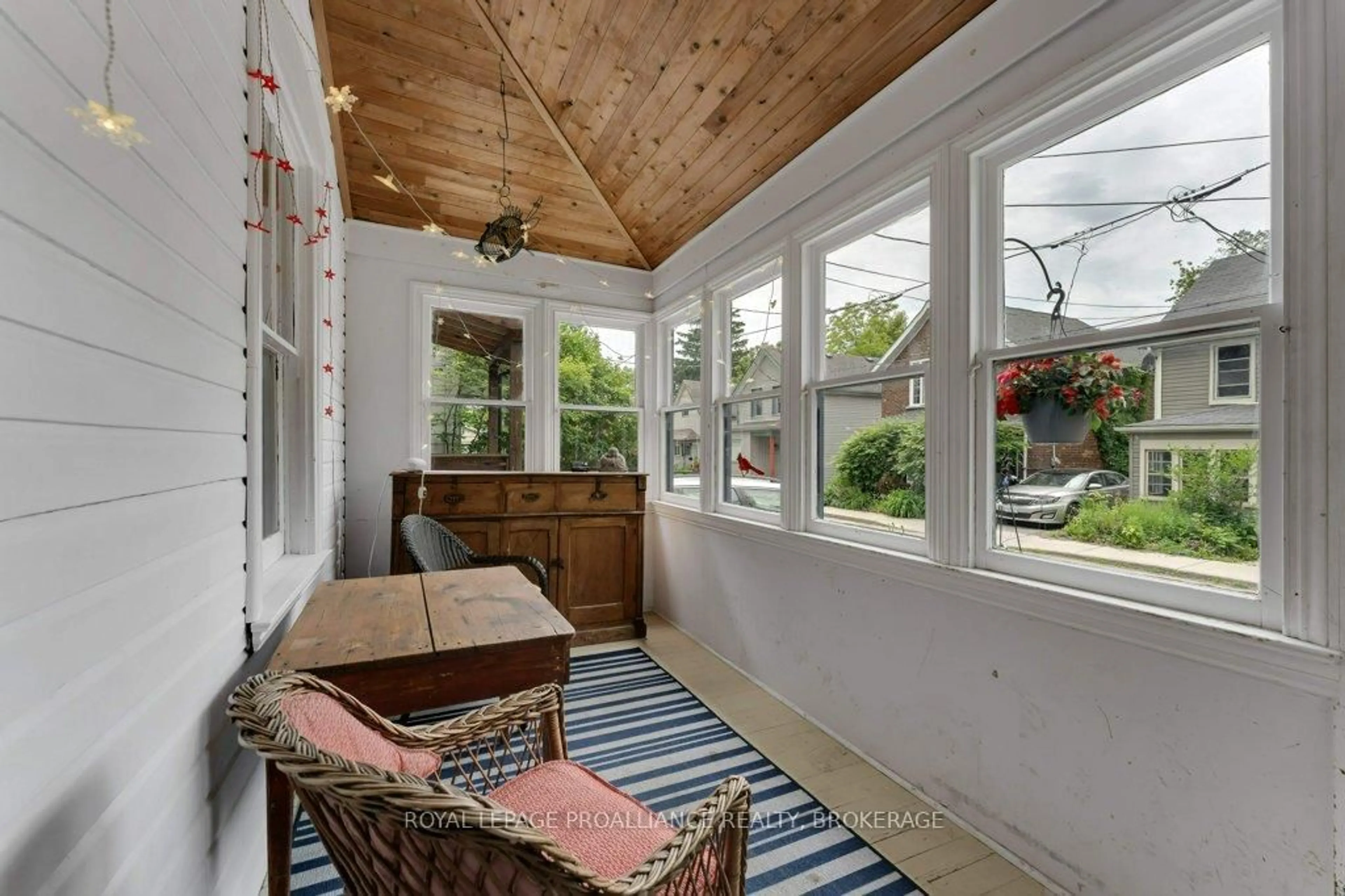 Unknown for 15 St Catherine St, Kingston Ontario K7K 3R9