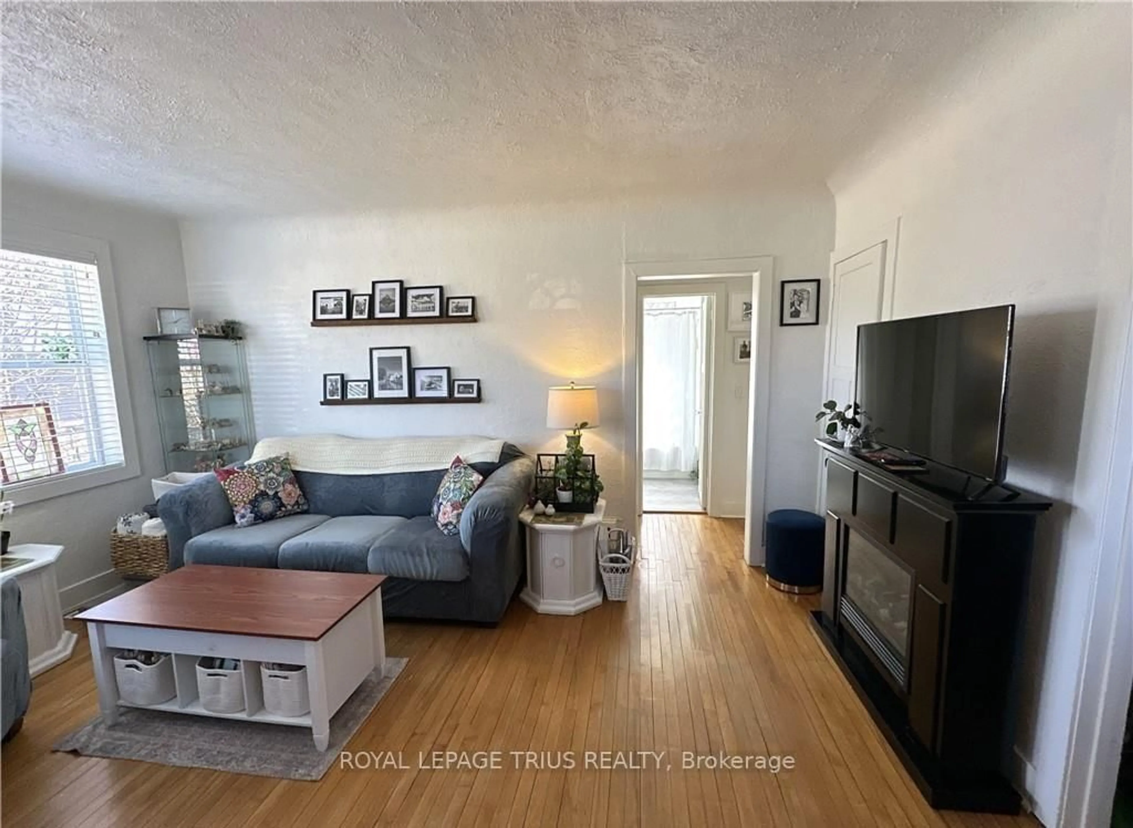 Living room with furniture, wood/laminate floor for 78 Queensway Dr, Norfolk Ontario N3Y 4M6
