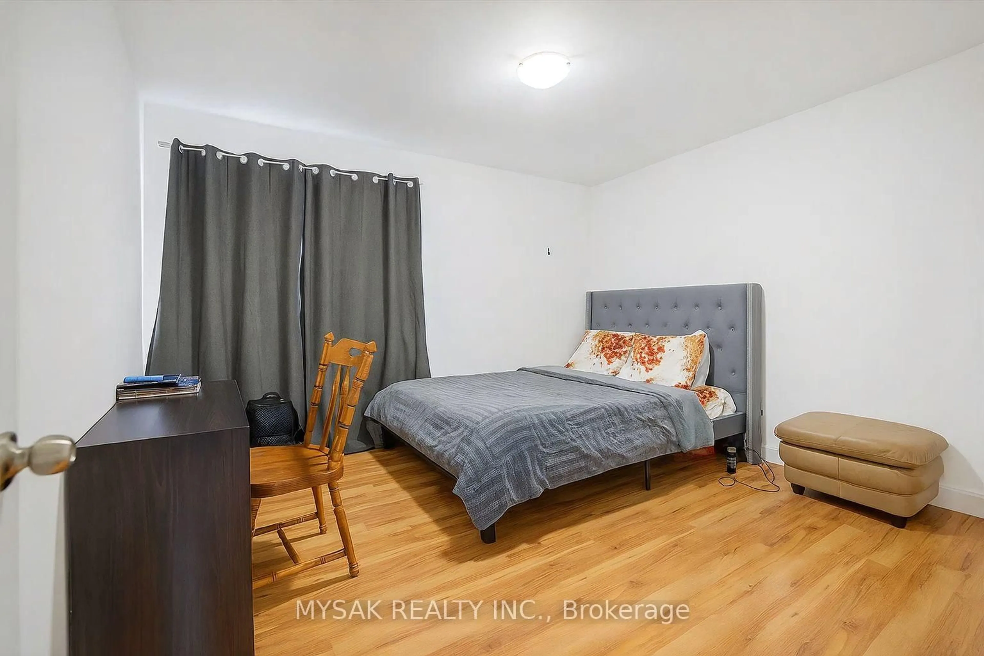 A pic of a room for 17 West 3rd St, Hamilton Ontario L9C 3J5