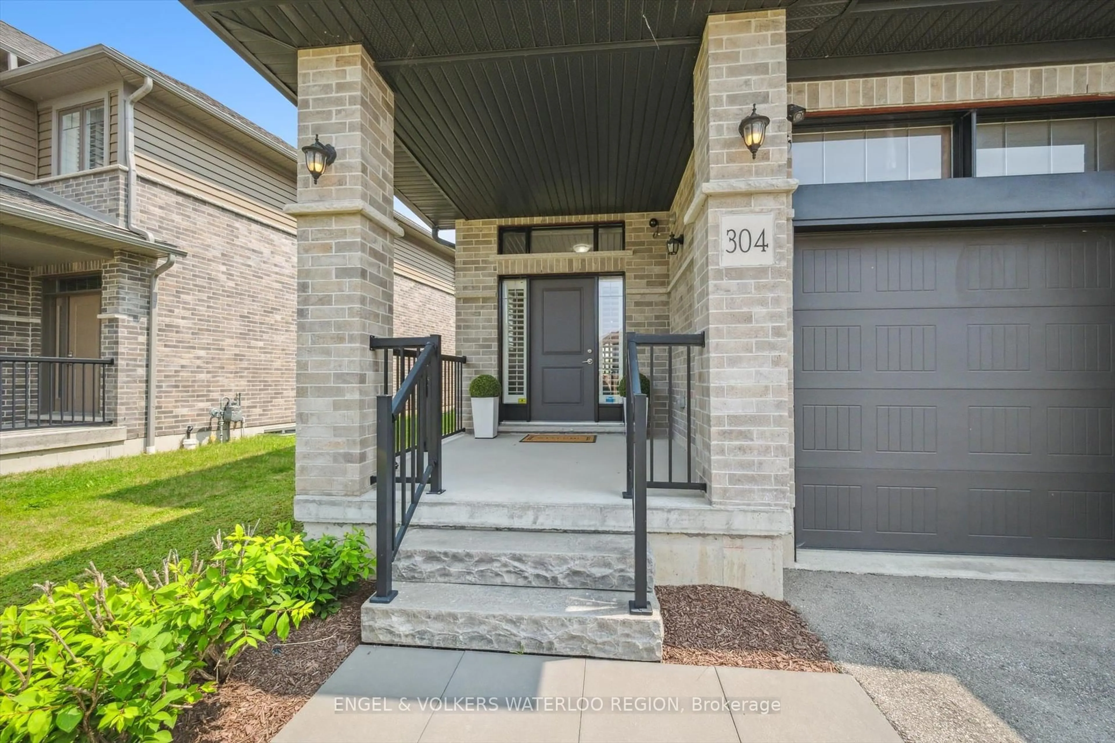 Indoor entryway for 304 Carriage Way, Waterloo Ontario N2K 0C2