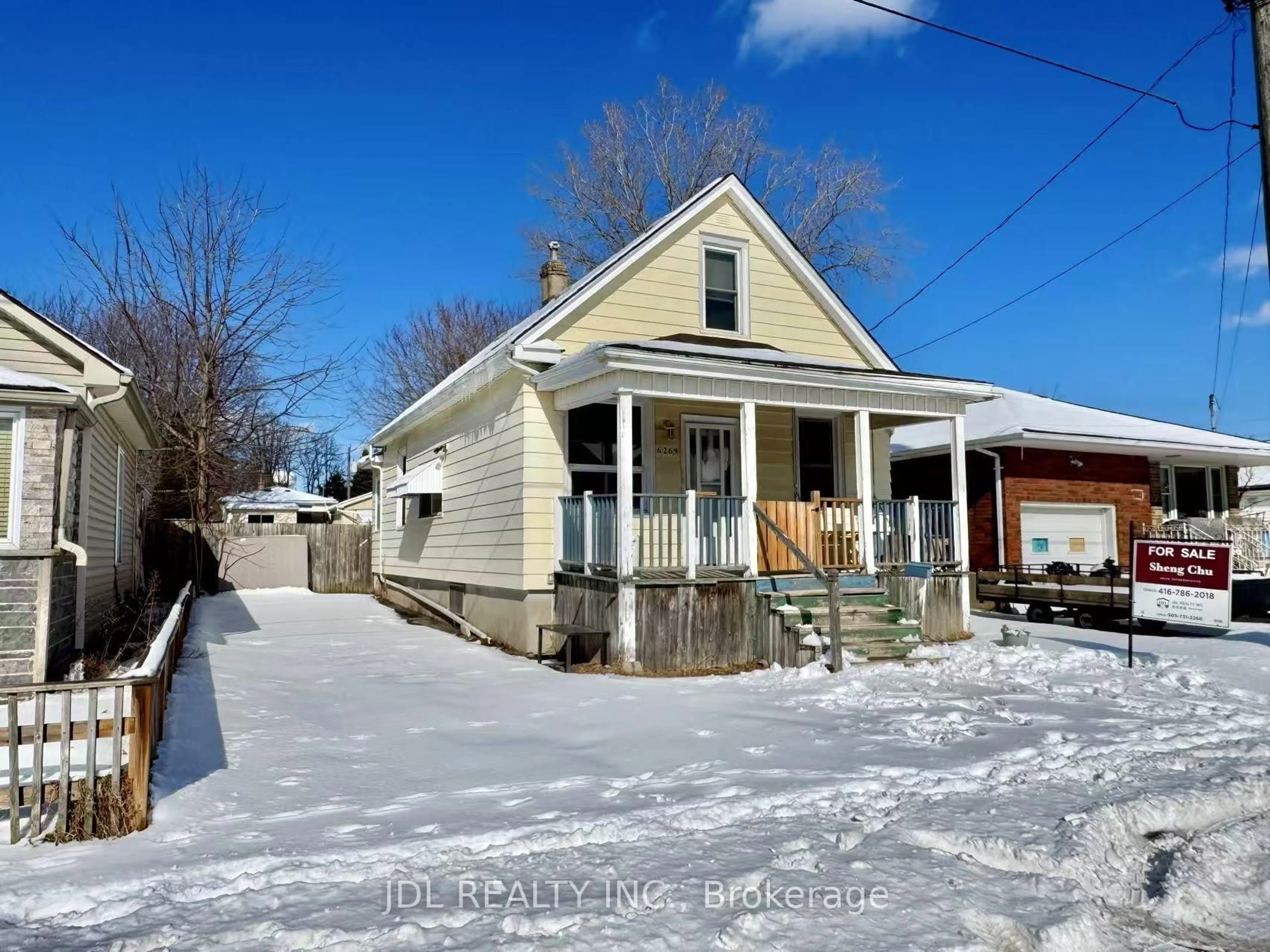 A pic from outside/outdoor area/front of a property/back of a property/a pic from drone, street for 6269 Ash St, Niagara Falls Ontario L2G 2H4