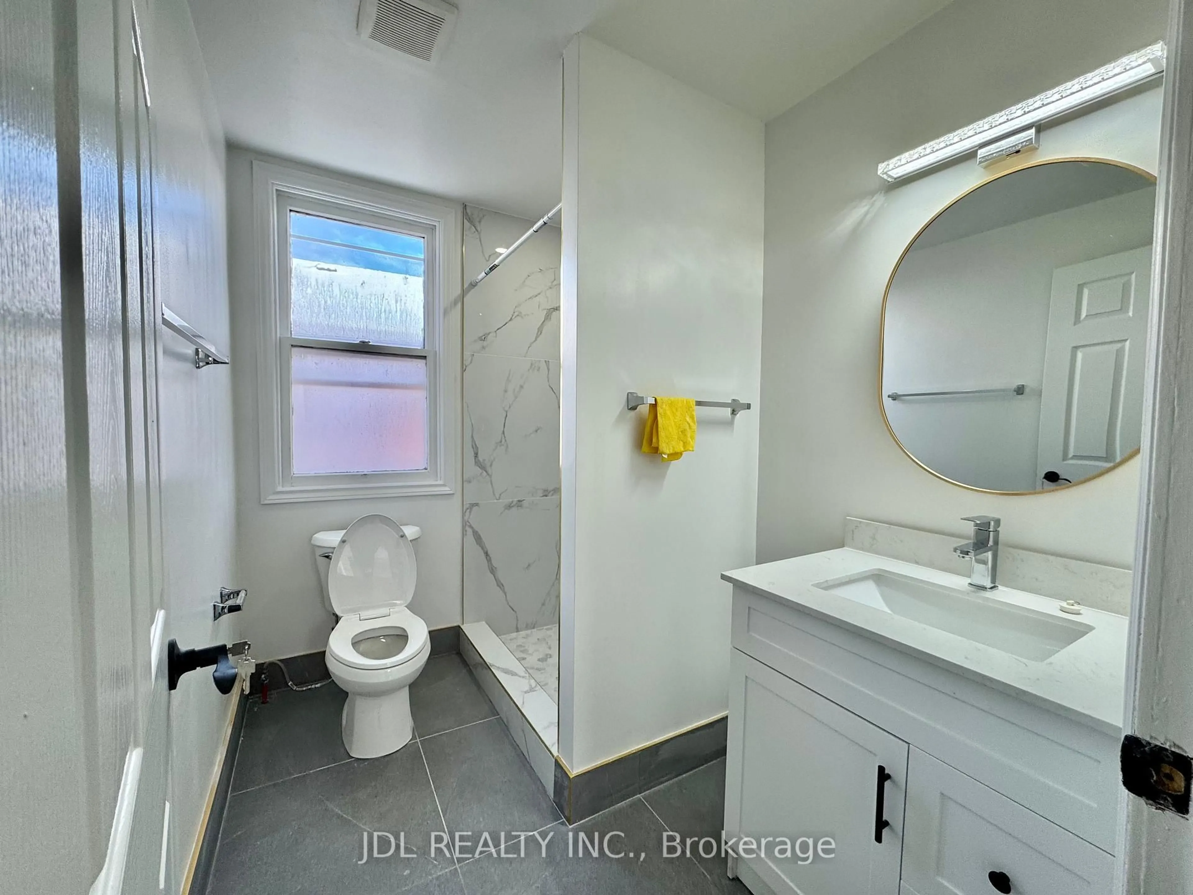 Standard bathroom, ceramic/tile floor for 6269 Ash St, Niagara Falls Ontario L2G 2H4
