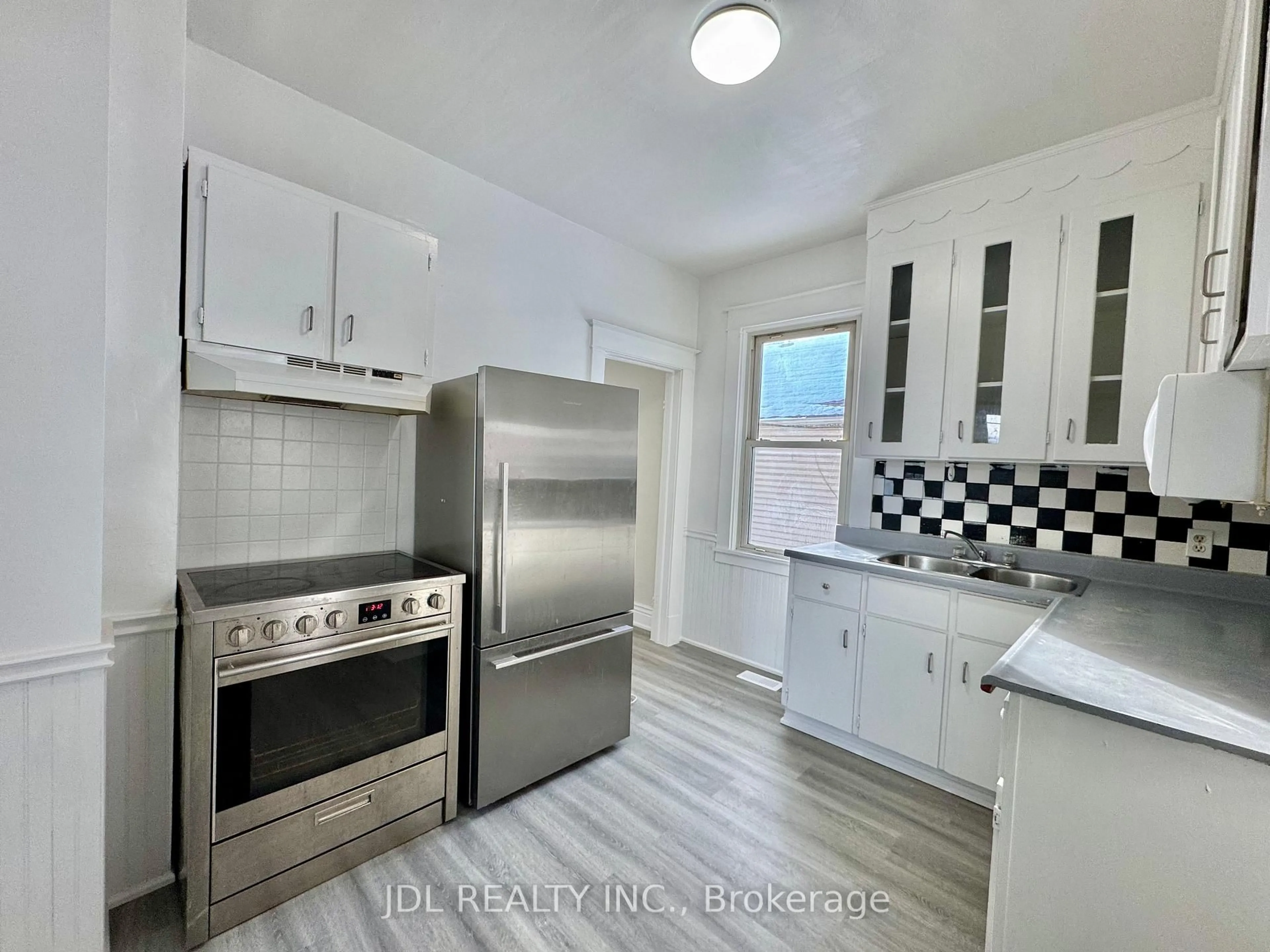 Standard kitchen, ceramic/tile floor for 6269 Ash St, Niagara Falls Ontario L2G 2H4