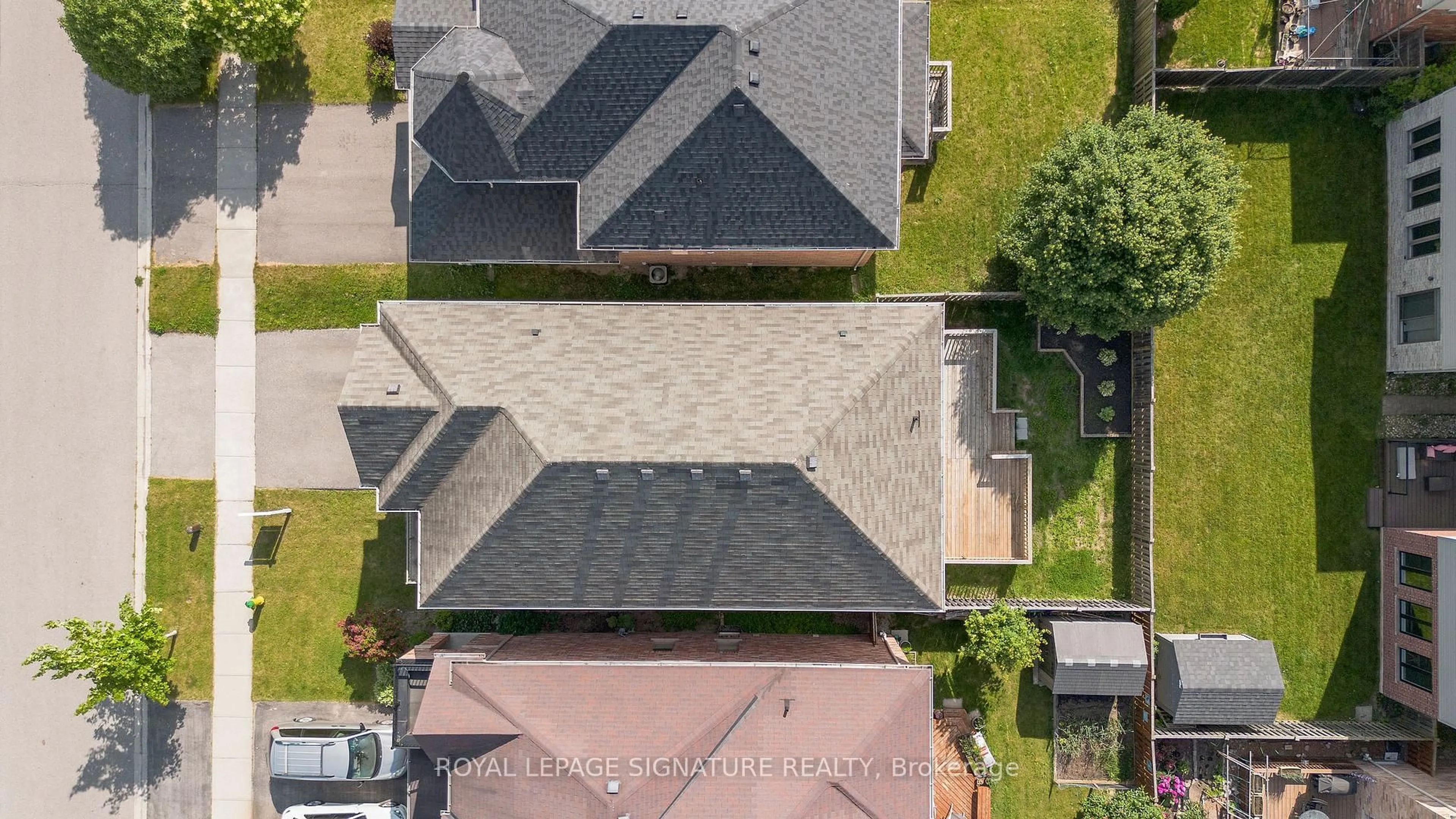 A pic from outside/outdoor area/front of a property/back of a property/a pic from drone, street for 593 Pinery Tr, Waterloo Ontario N2V 2Y3