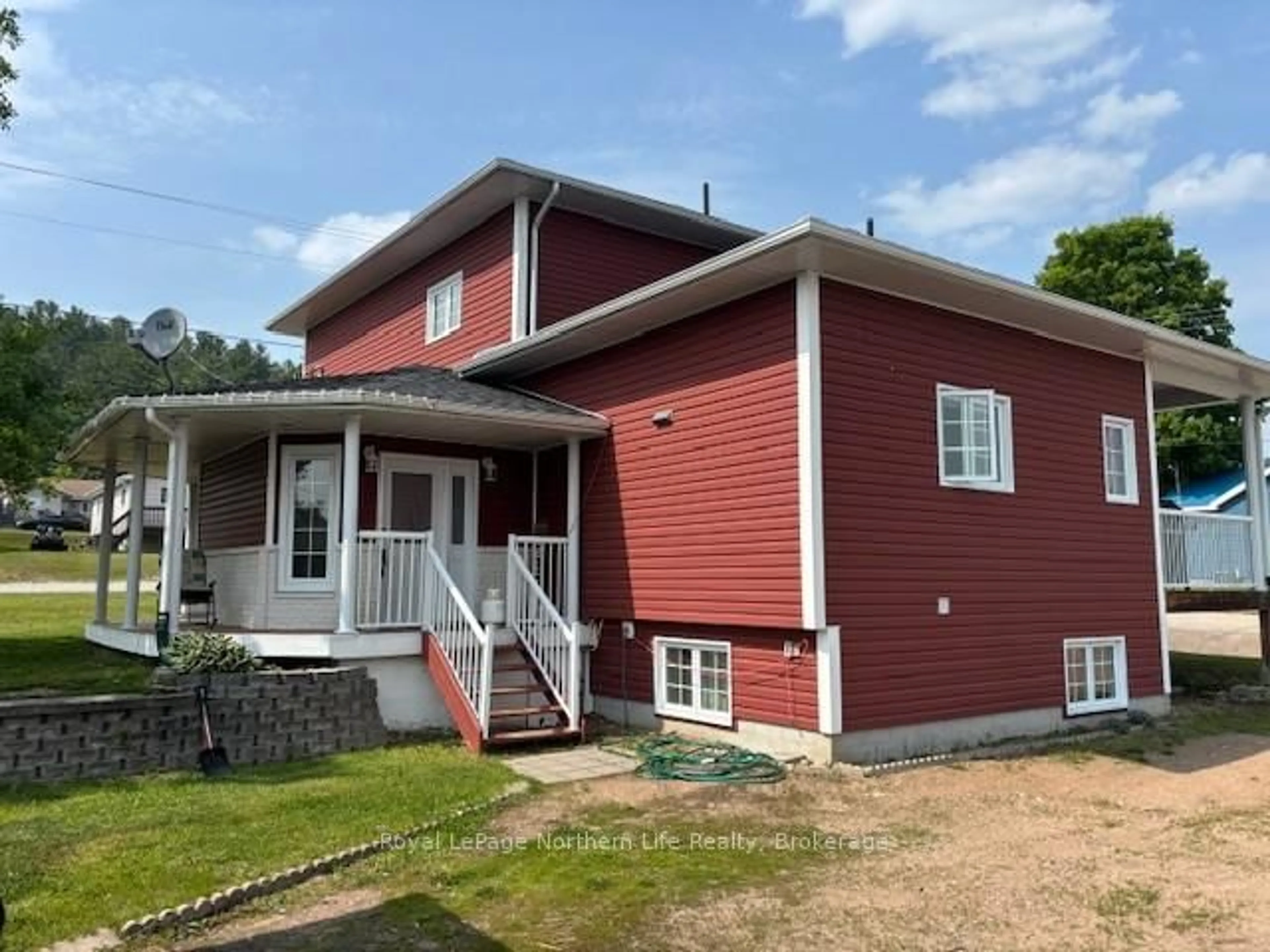 Home with vinyl exterior material, building for 511 BRYDGES St, Mattawa Ontario P0H 1V0