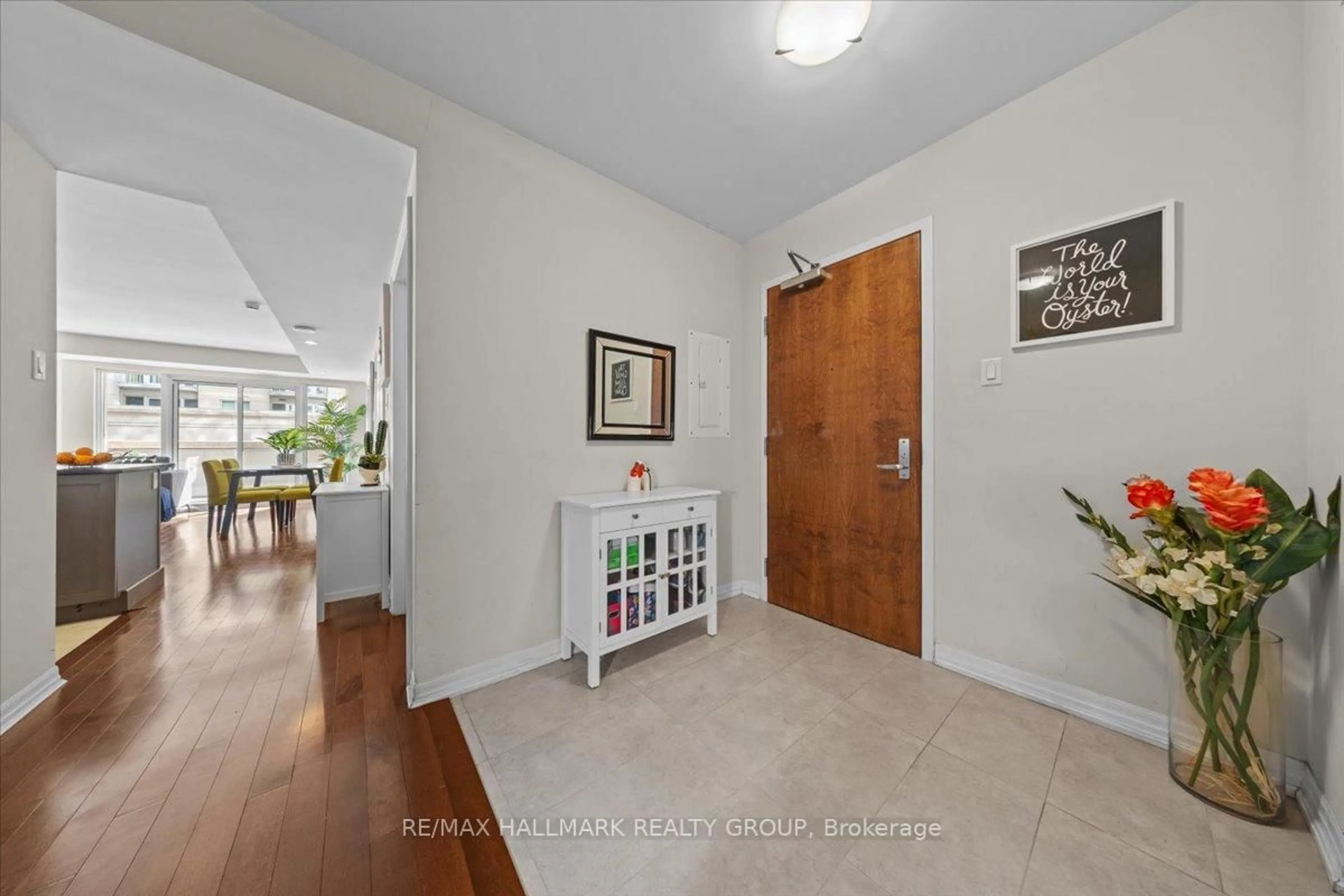 Indoor entryway for 242 Rideau St #206, Ottawa Ontario K1N 0B7