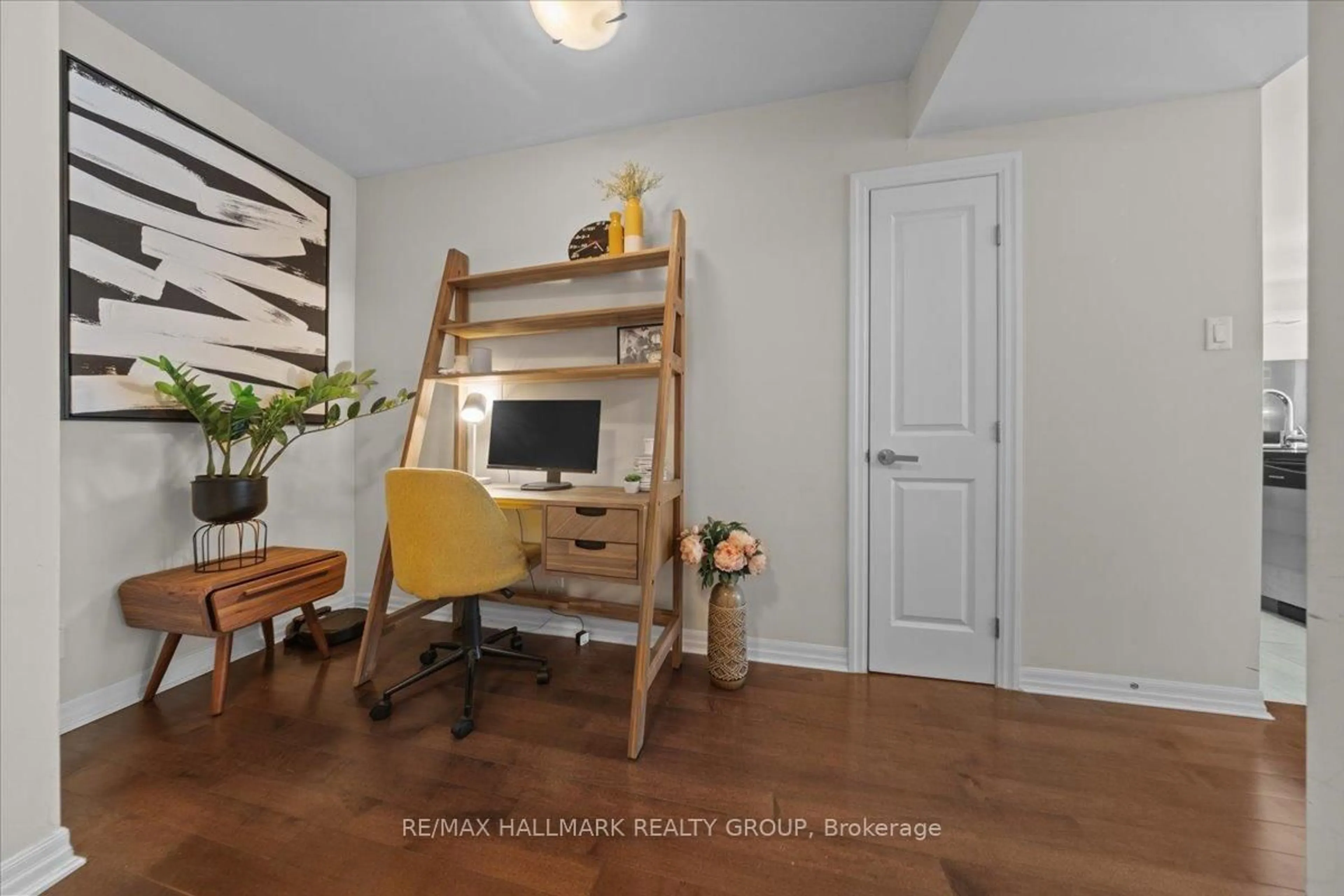 A pic of a room for 242 Rideau St #206, Ottawa Ontario K1N 0B7