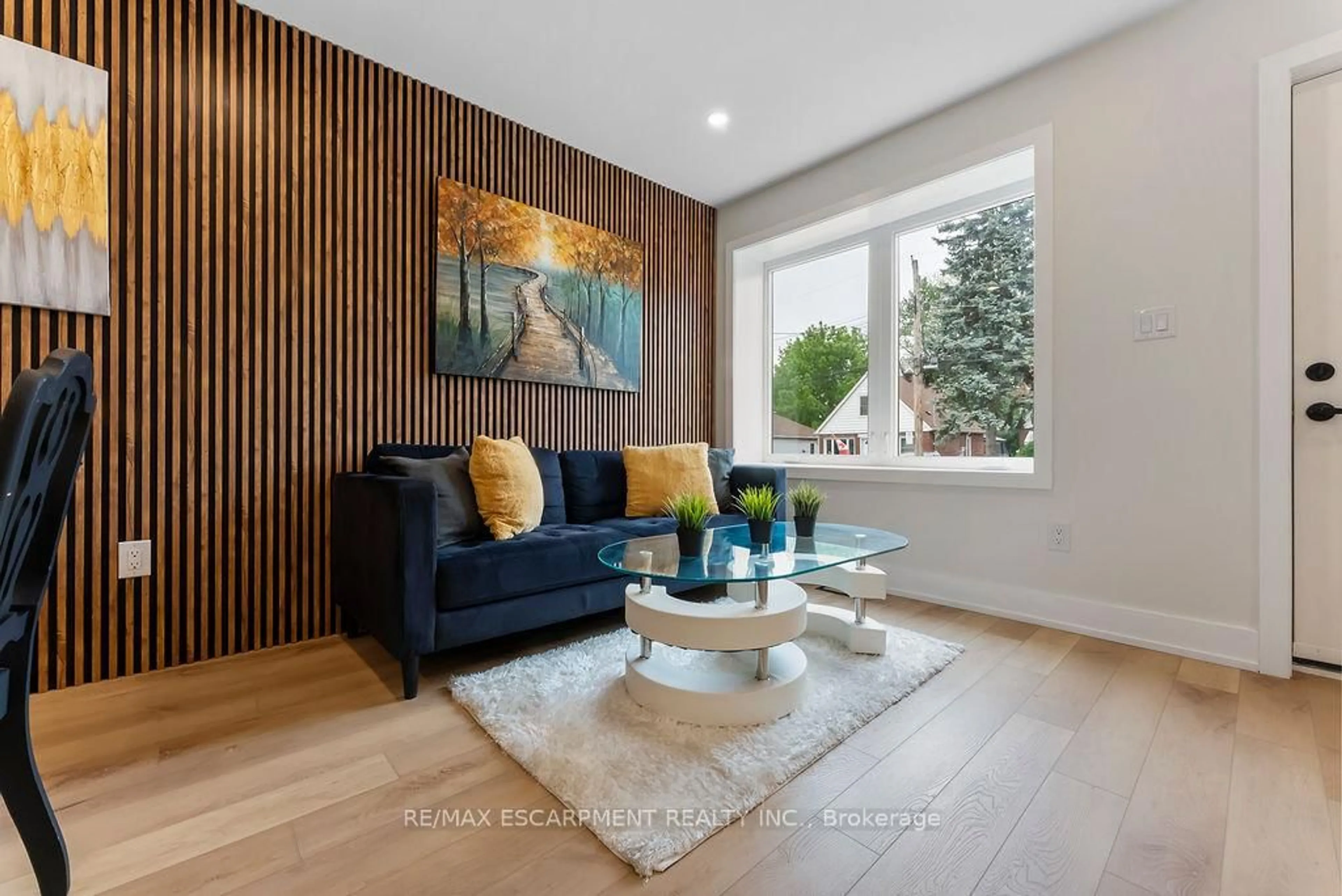 Living room with furniture, wood/laminate floor for 272 East 15th St, Hamilton Ontario L9A 4G3