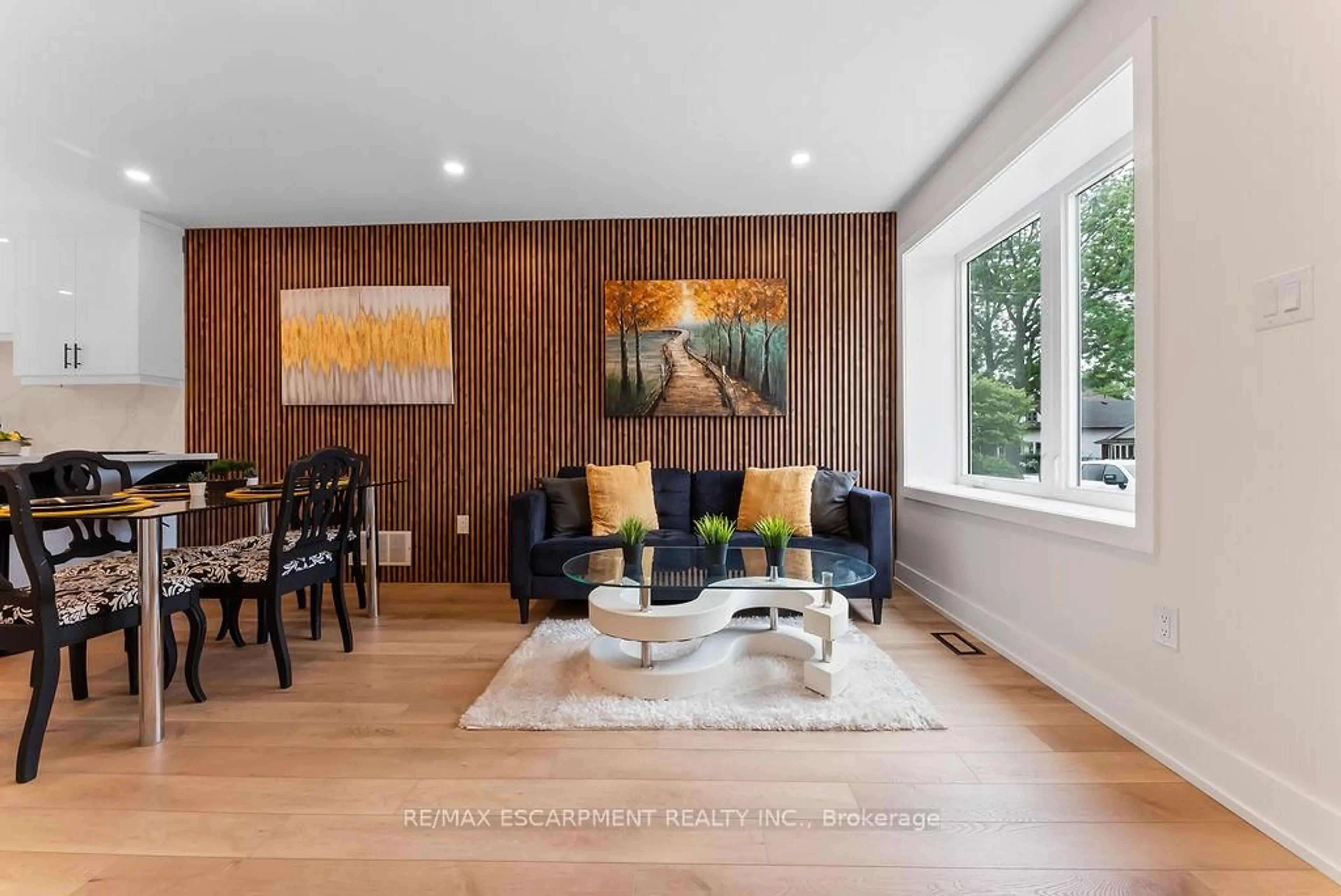 Living room with furniture, wood/laminate floor for 272 East 15th St, Hamilton Ontario L9A 4G3