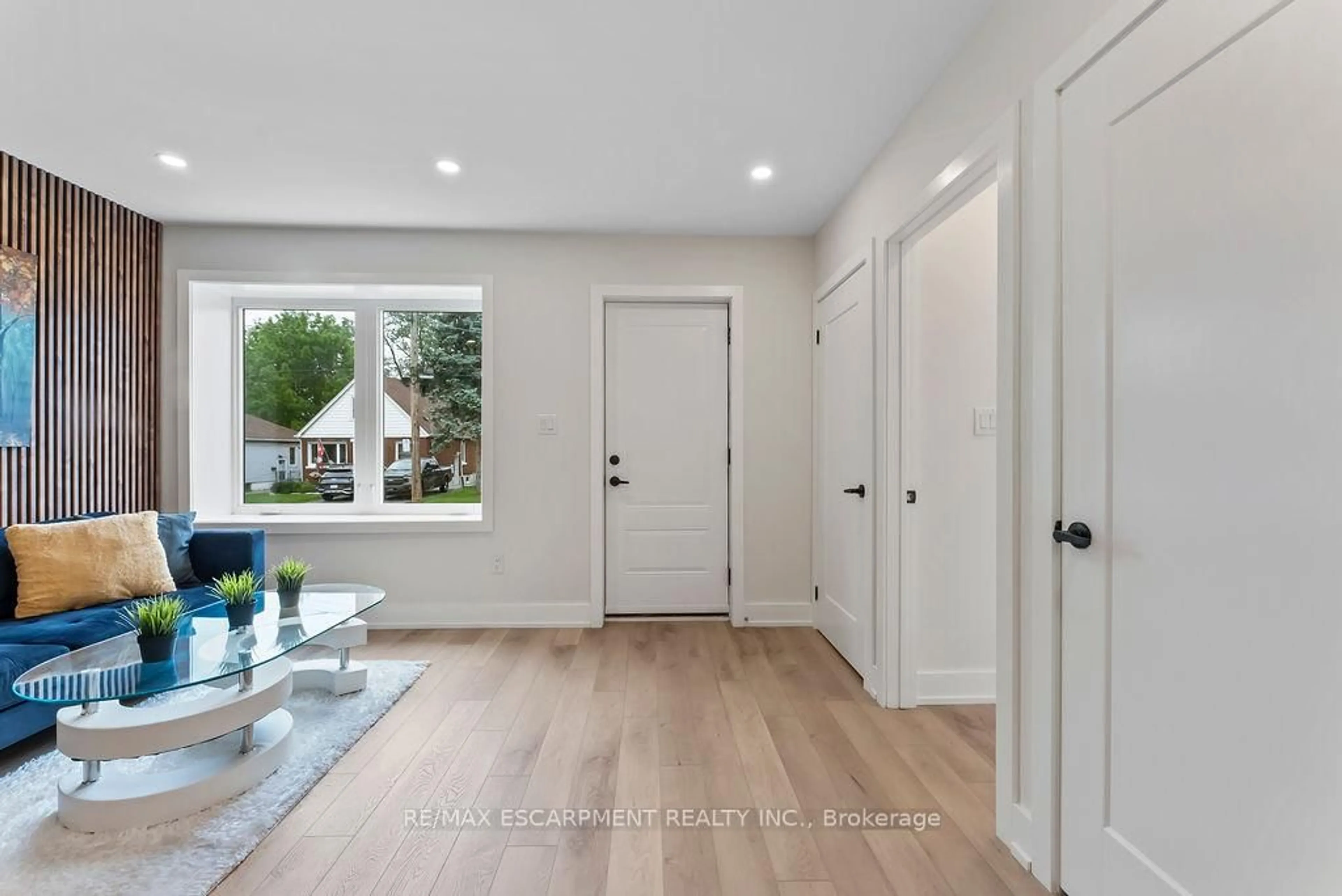 Indoor entryway for 272 East 15th St, Hamilton Ontario L9A 4G3