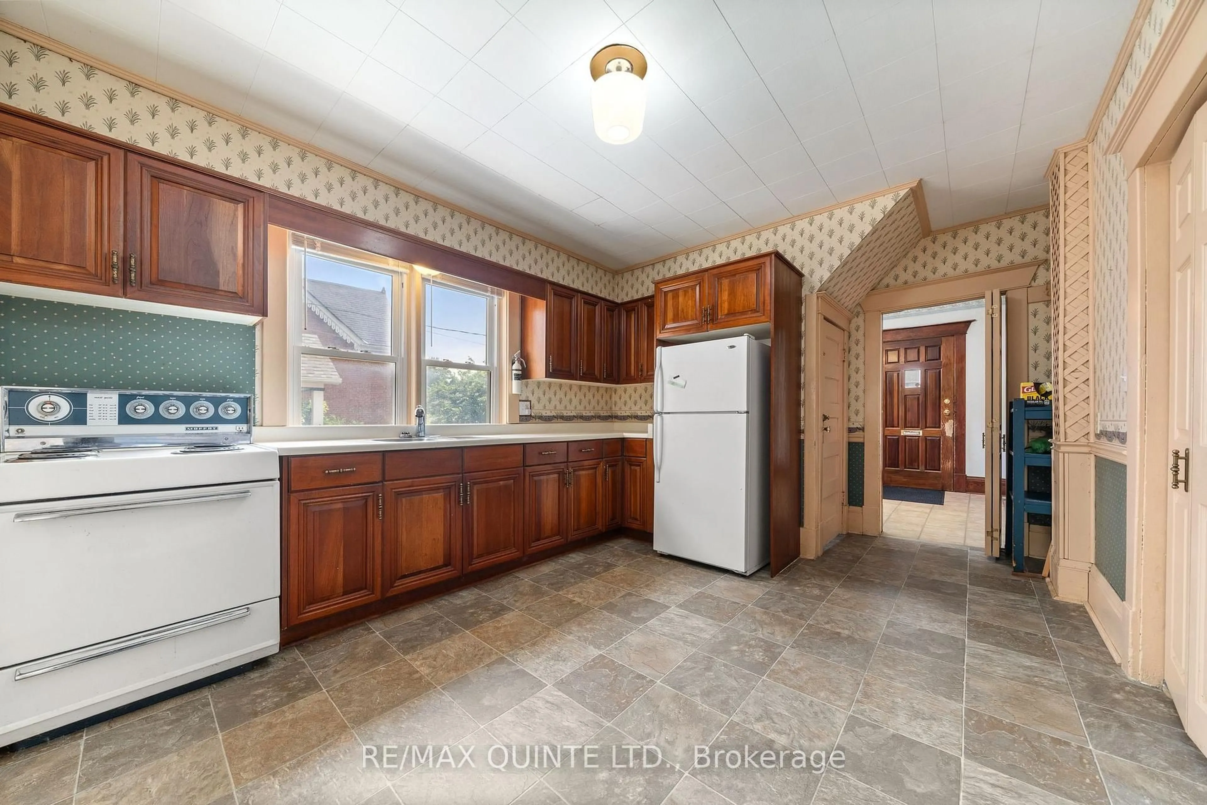 Unknown for 163 Albert St, Belleville Ontario K8N 3N5