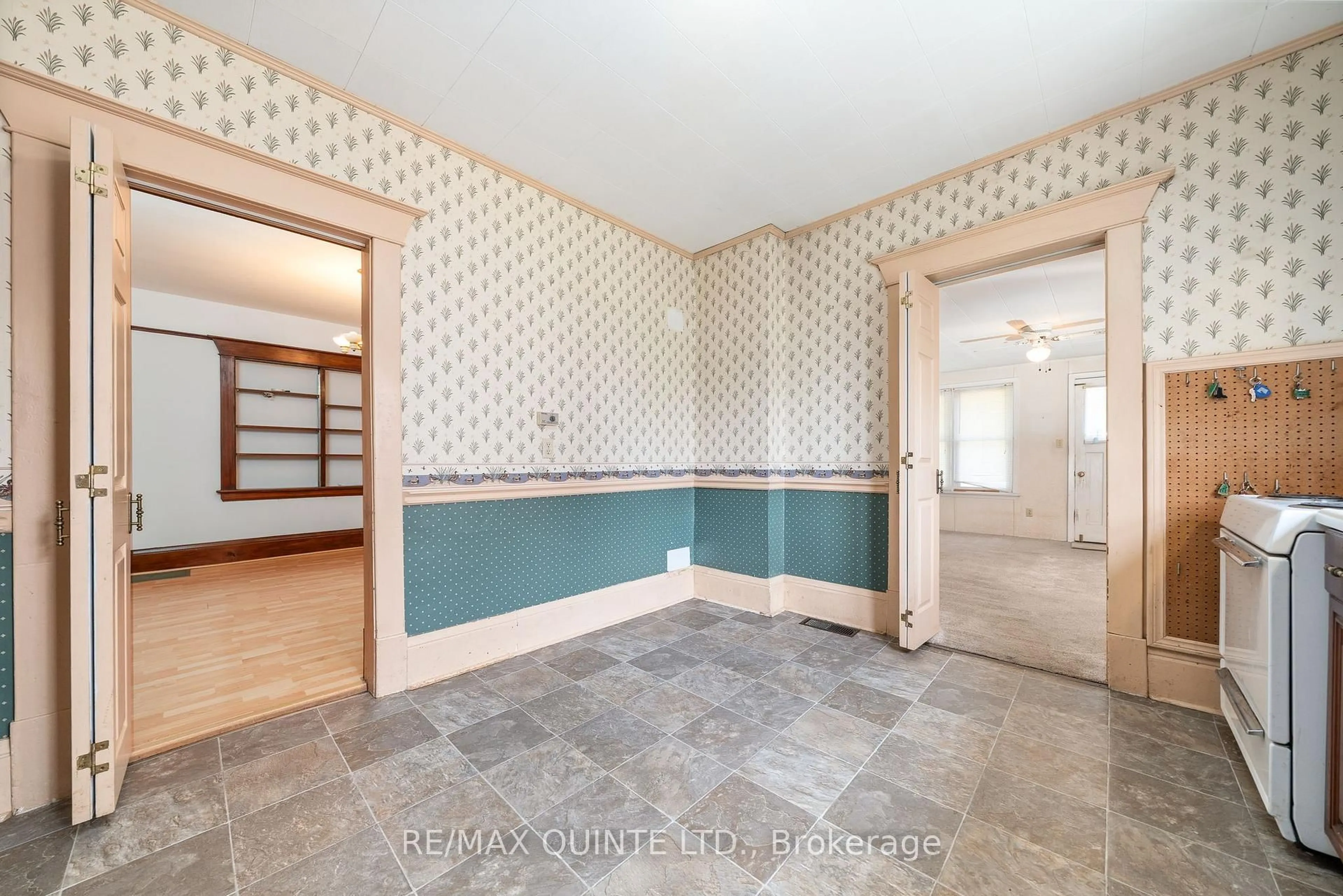 Indoor entryway for 163 Albert St, Belleville Ontario K8N 3N5