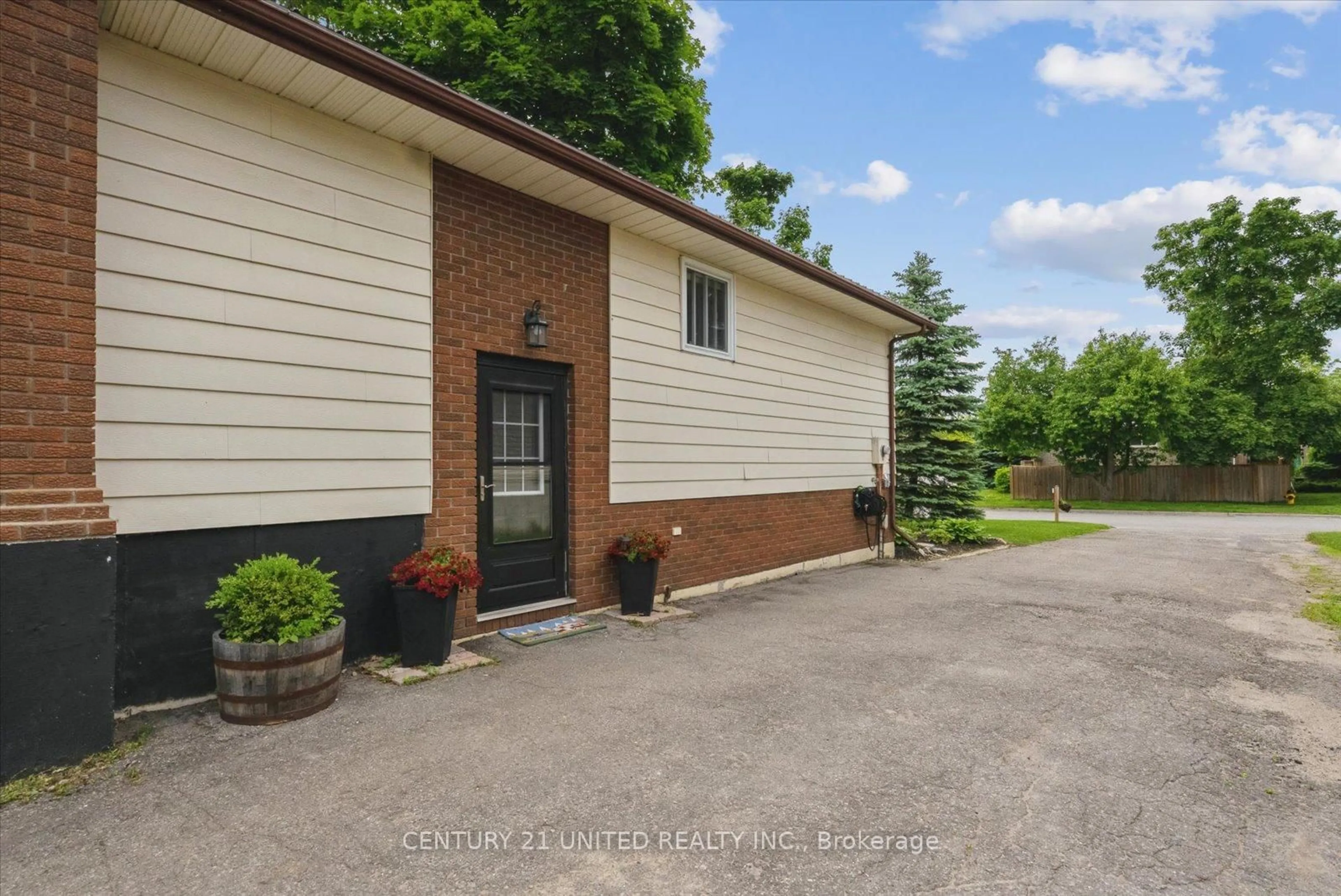 A pic from outside/outdoor area/front of a property/back of a property/a pic from drone, street for 111 Albert St, Selwyn Ontario K0L 2H0
