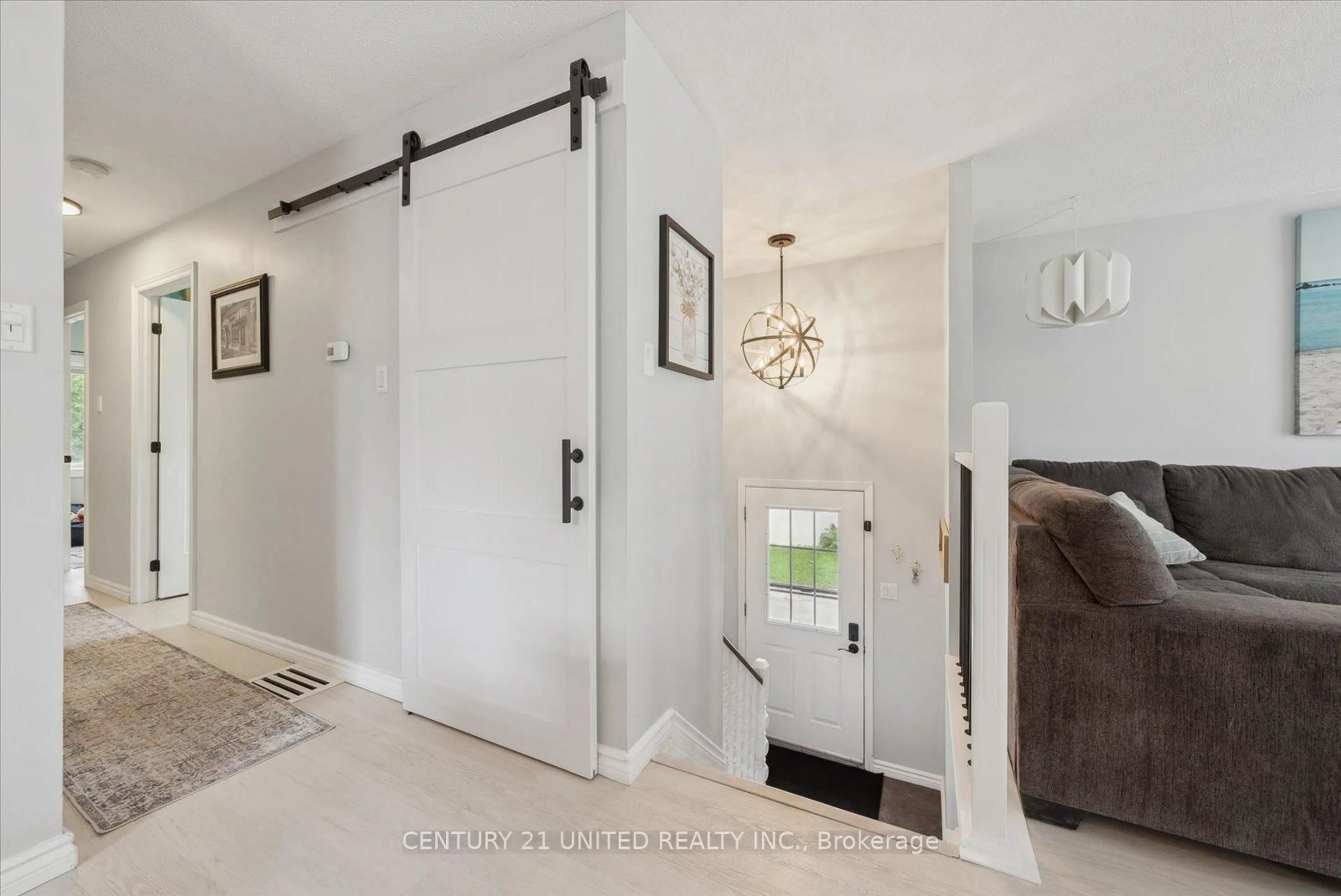 Indoor entryway for 111 Albert St, Selwyn Ontario K0L 2H0